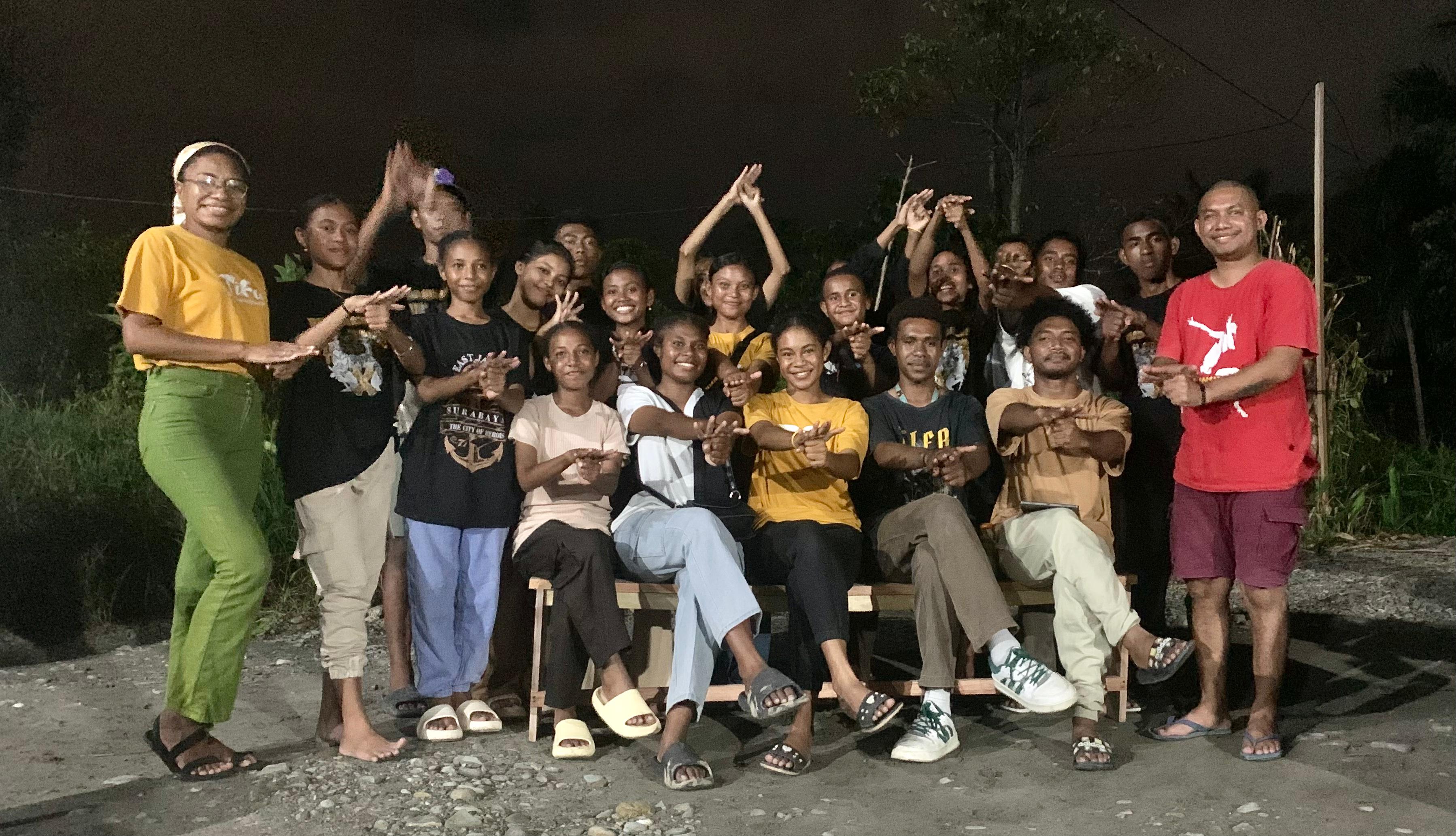 Panitia TIFA 2025 berfoto bersama usai konferensi pers di halaman Sekretariat TIFA di Jalan WR Soepratman, lorong tembus Jalan Hassanudin, Mimika, Papua Tengah.