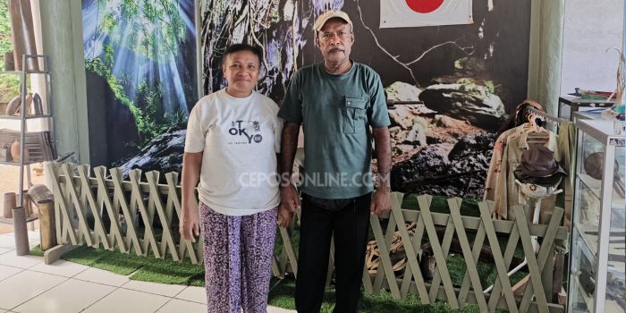 Sepasang suami sitri pengelola situs wisata bersejarah Goa Jepang berdiri didepan relik bersejarah peninggalan tentara Jepang yang dipajang di pintu masuk wisata Goa Binsari ini, Rabu (14/5).