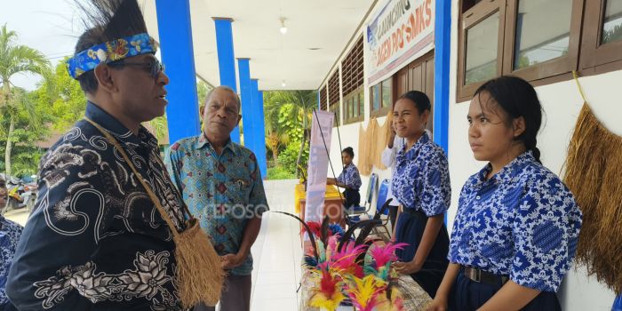Kunjungan kerja anggota DPD RI Harold Waromi ke Biak, Rabu (15/5) mendapatkan sambutan hangat oleh warga sekolah SMKS YPK 1 Pariwisata Biak.