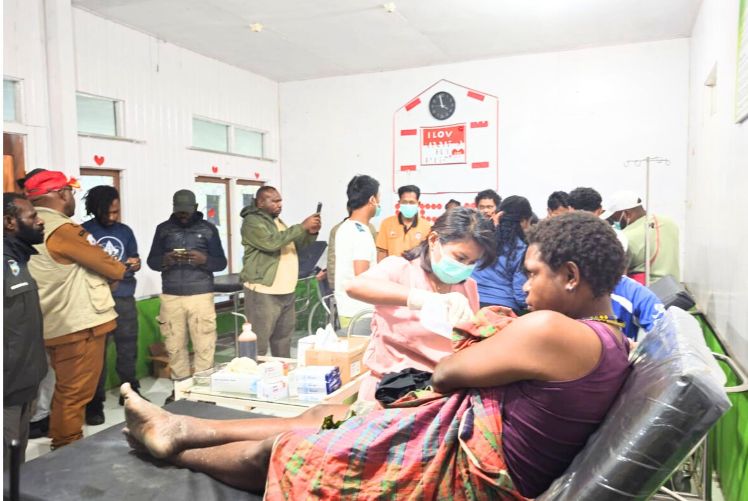 Korban luka mama Junite Janambani dan Openi Wandagau saat dirawat di RSUD Sugapa didampingi Bupati Intan Jaya, Kepala BPMK dan perwakilan pemerintah lainnya.