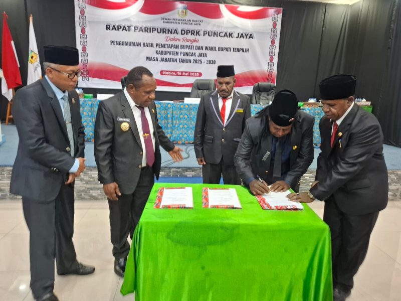 Ketua DPRK Puncak Jaya Letius Telenggen bersama Wakil Ketua I DPRK Puncak Jaya, Lepiyus Telenggen menandatangani berita acara pengumuman pasangan Bupati dan Wakil Bupati Puncak Jaya terpilih.