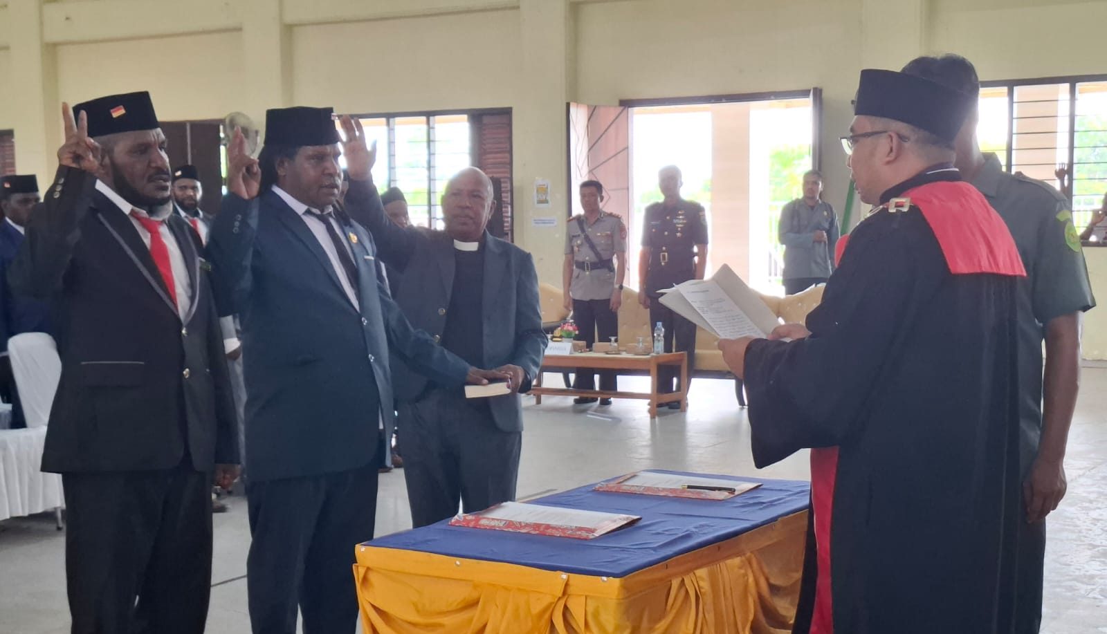 Ketua Pengadilan Negeri Nabire Bekti Wibowo mleantik Letius Telenggen sebagai Ketua DPRK Puncak Jaya dan Peliyus Telenggen sebagai Wakil Ketua DPRK Puncak Jaya periode 2024-2029 Kamis (15/5).