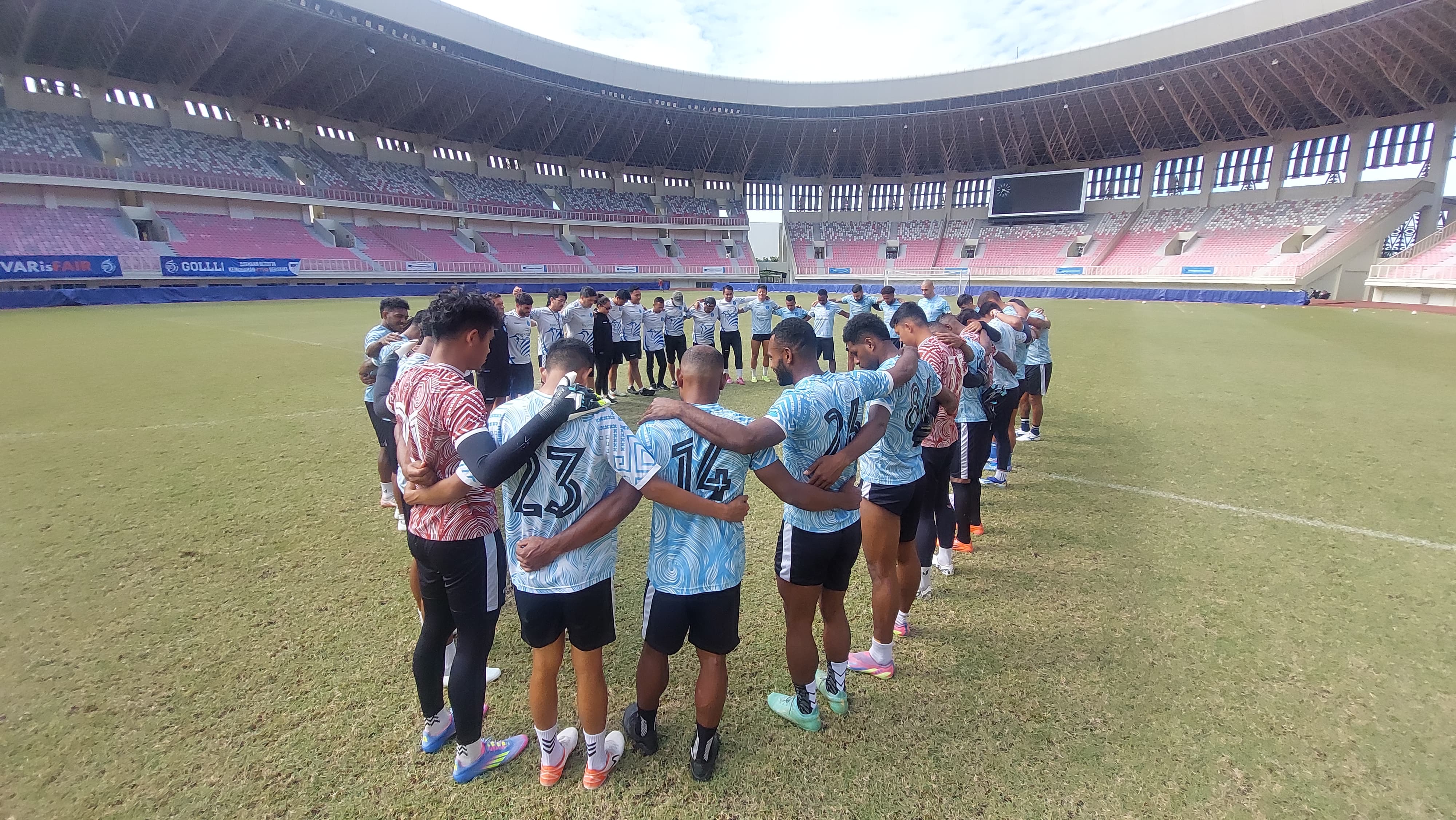 PSBS Biak saat melakoni official training di Stadion Lukas Enembe Sentani, Jayapura, Papua pada 17 Mei 2025