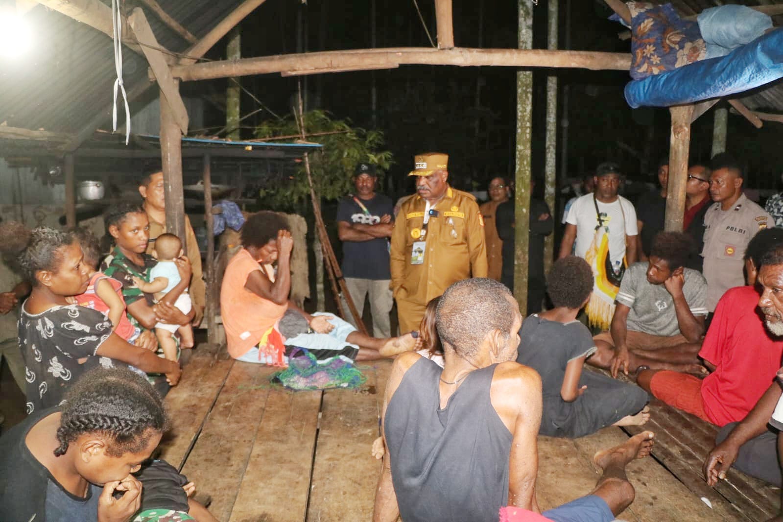 Wali Kota, Abisai Rollo saat menemui puluhan warga PNG di Transad, Skouw Sae disela-sela agenda turkamnya, Senin (19/5/2025) (CEPOSONLINE/HANS PALEN)