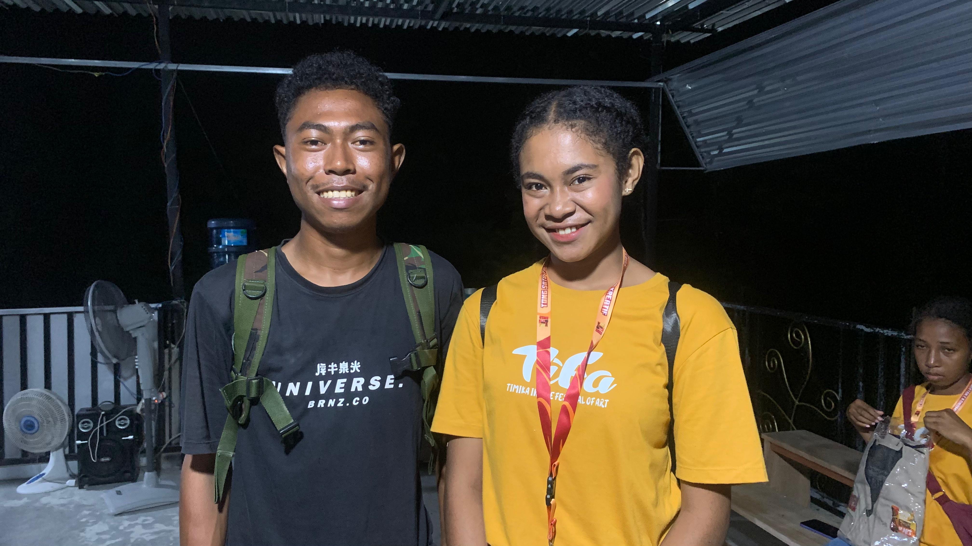 Krisna Satria Pamungkas Takimai (kiri) dan Ocean Chelsea Laura Nussi (kanan) selaku panitia Timika Inside Festival of Art (TIFA). (Foto: Cenderawasih Pos/Moh. Wahyu Welerubun).