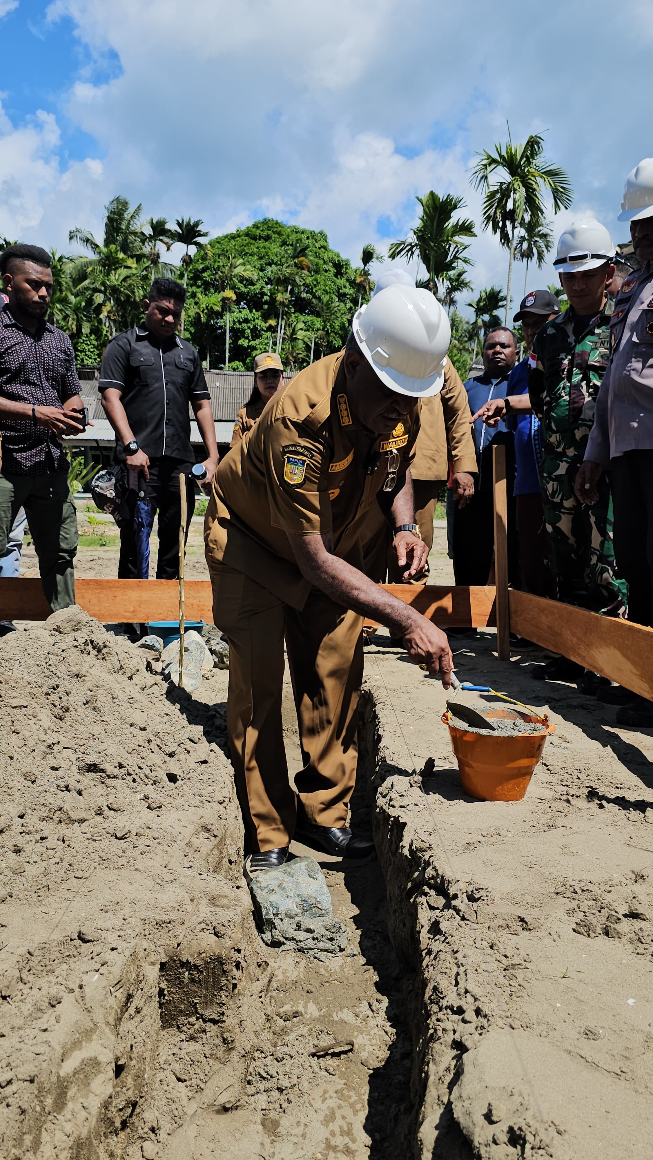 Wali Kota Jayapura, Abisai Rollo saat melakukan peletakkan batu pertama pembangunan 2 unit rumah layak huni di Kampung Skouw Sae, Selasa (20/5/2025). (CEPOSONLINE.COM/HANS PALEN)