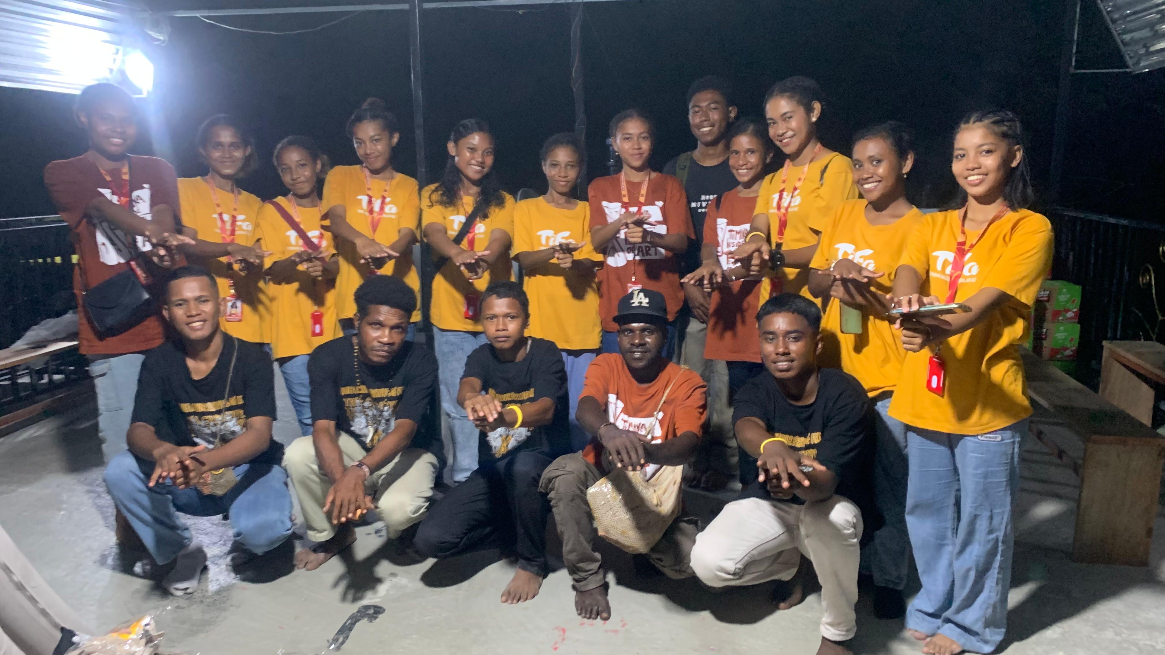 Gen Z yang merupakan panitia TIFA 2025 Sedang berfoto bersama dengan menunjukkan simbol menabuh tiga menggunakan dua tangan. (Foto: Cenderawasih Pos/Moh. Wahyu Welerubun).