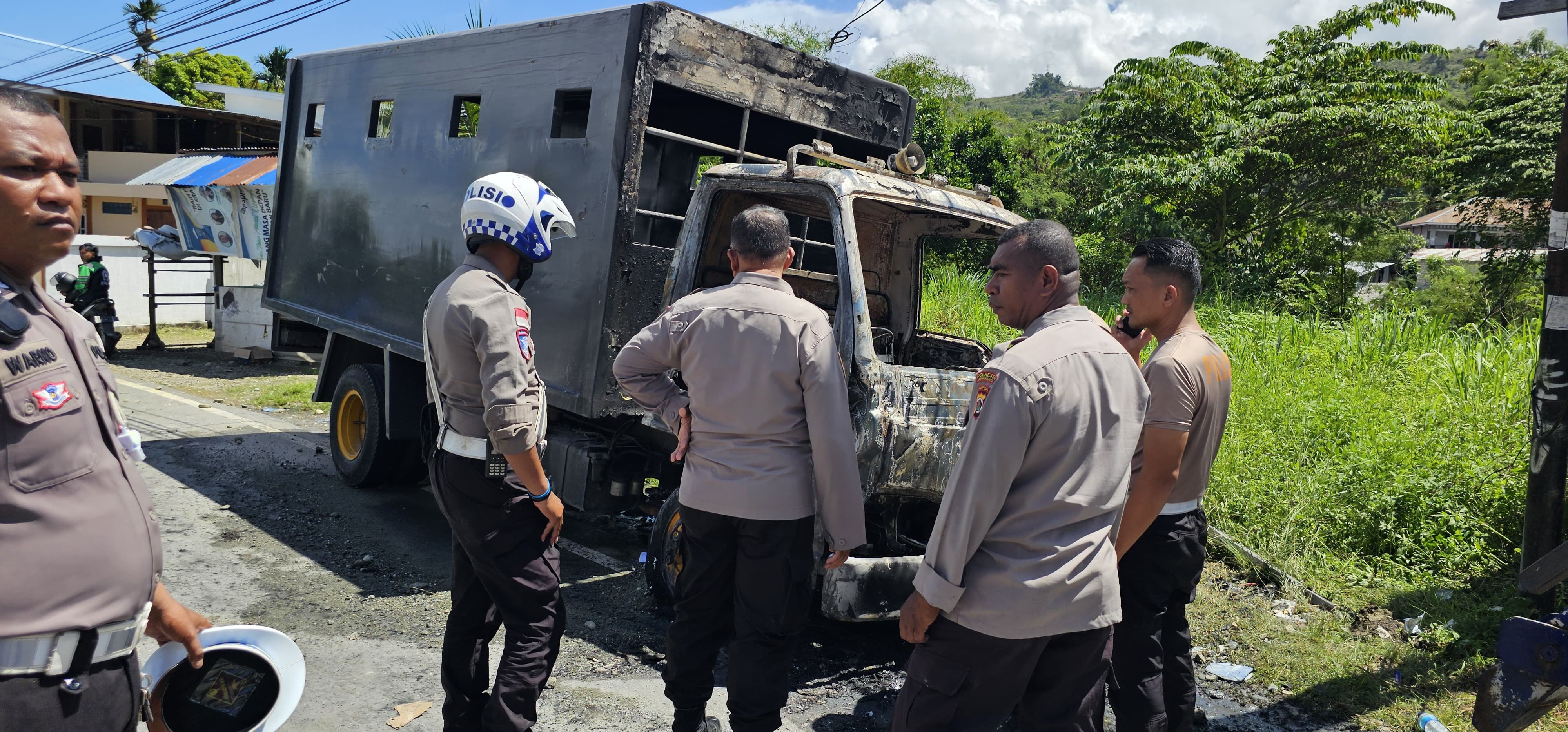 Nampak mobil truk polisi yang hangus dibakar saat diperiksa anggota polisi. (CEPOSONLINE.COM/HANS PALEN)