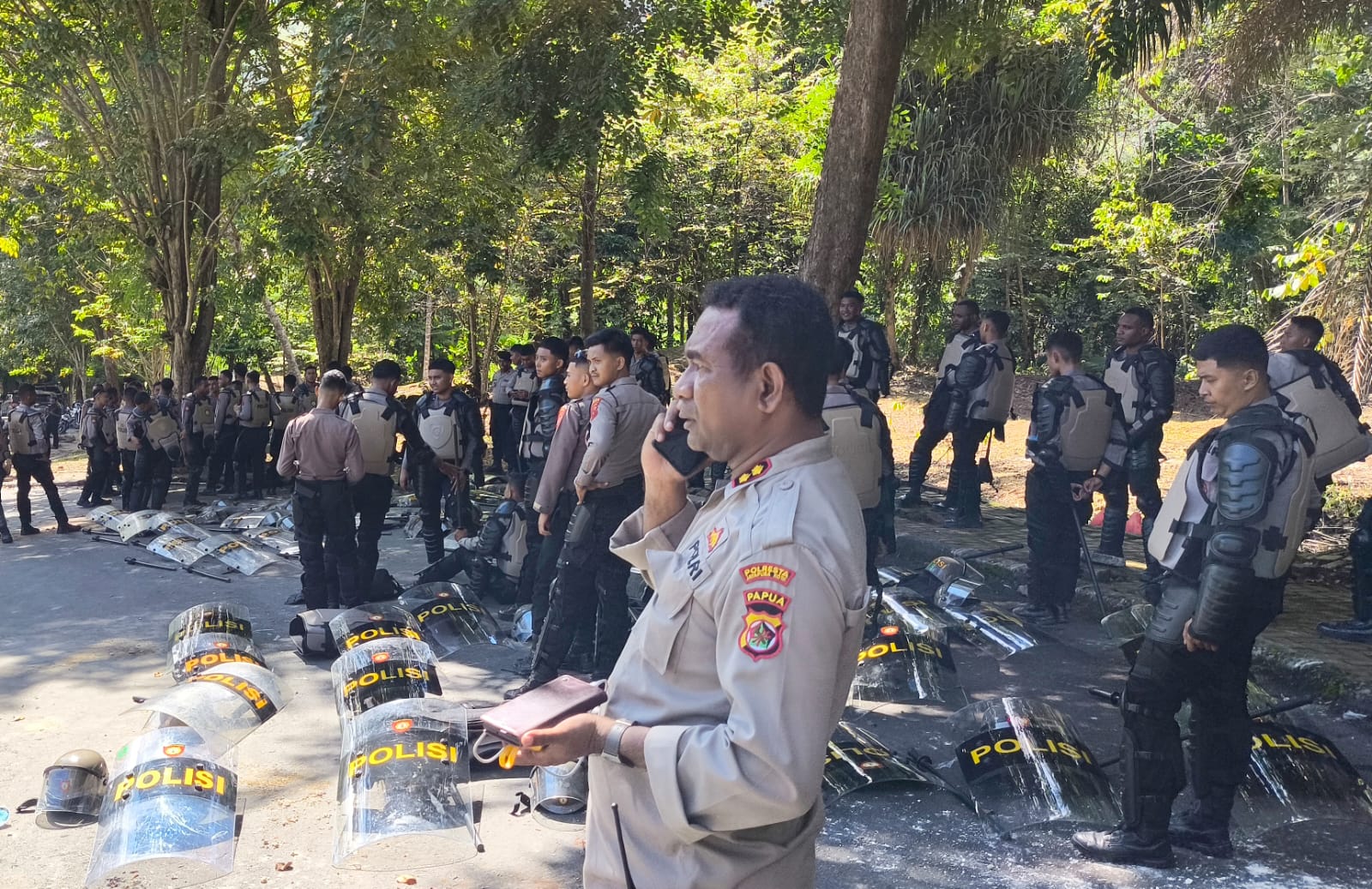 Kapolresta, AKBP Fredrick Maclarimboen saat berkoordinasi disela-sela kejadian bentrok di Uncen, Waena, Kamis (22/5/2025) (CEPOSONLINE/GAMEL)