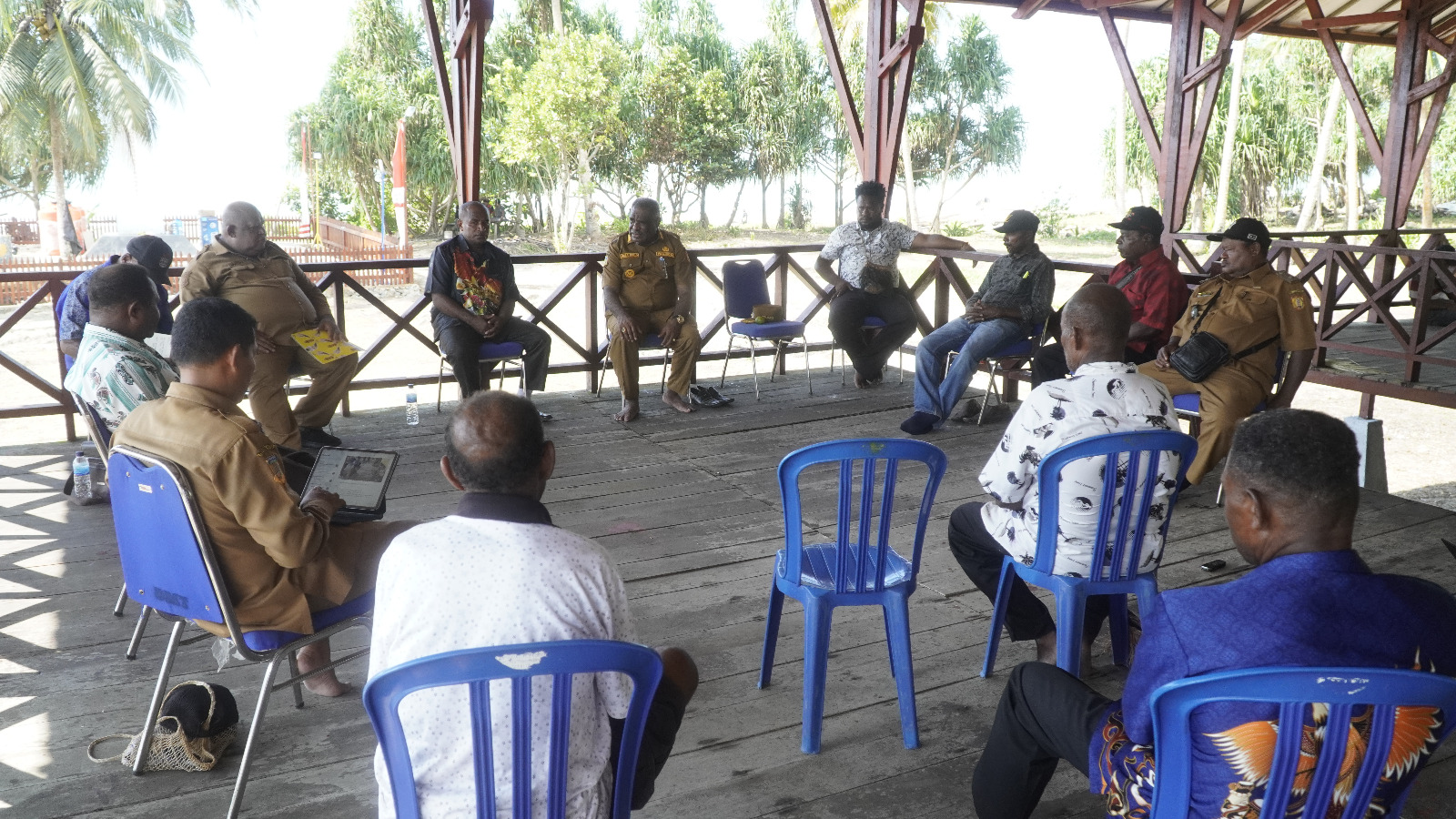 Wali Kota Jayapura, Abisai Rollo saat melakukan pertemuan dengan para Ondoafi dan kepala suku di Kampung Skouw Sae. (CEPOSONLINE.COM/HUMAS PEMKOT)