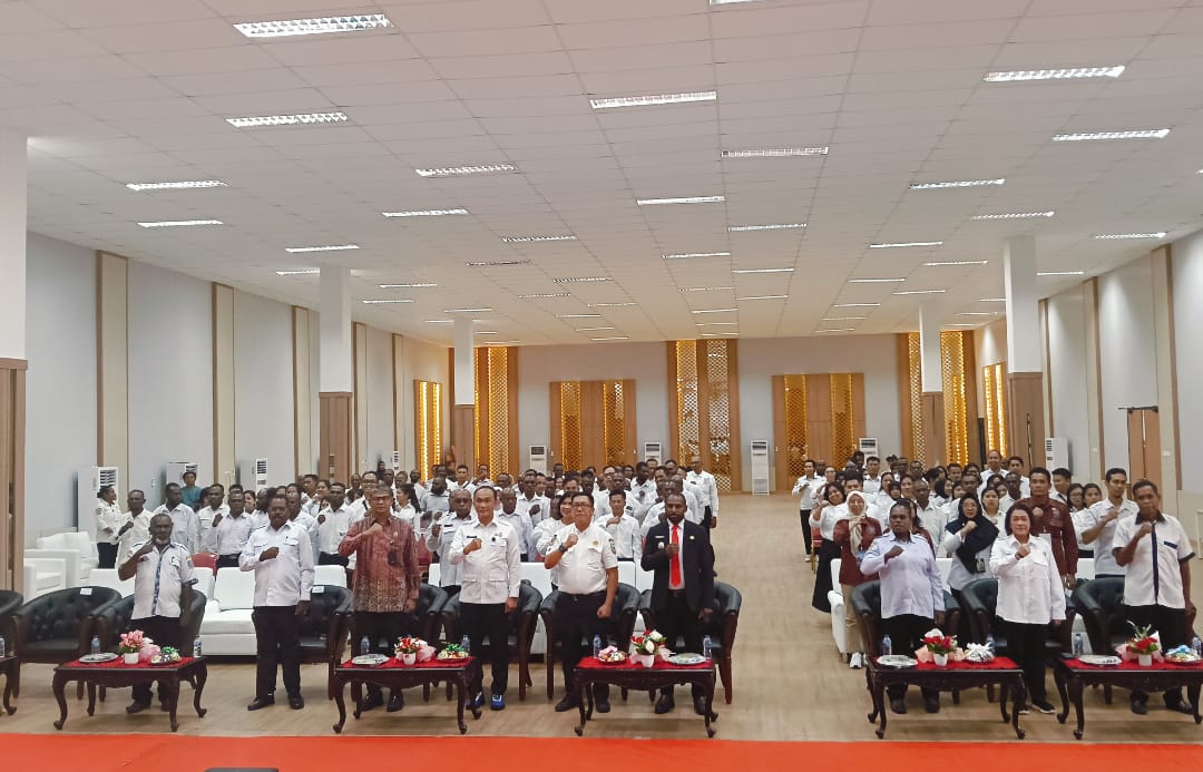 Bupati Paniai, Yampit Nawipa didampingi Kepala BKN RI Zudan Arif Fakrulloh, jajaran pejabat di lingkup Pemprov Papua Tengah foto bersama dengan peserta seleksi P3K, di kantor gubernur, Kamis (22/5)