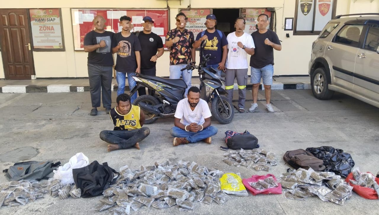 Pelaku pembawa ganja seberat 7,5 Kg saat diamankan di Mapolresta Jayapura Kota, Jumat (23/5/2025). (CEPOSONLINE.COM/Satresnarkoba Polresta Jayapura)