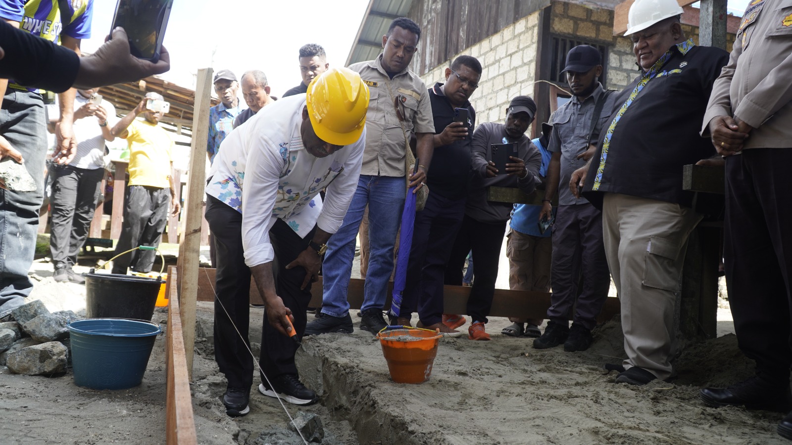 Wali Kota Jayapura, Abisai Rollo saat peletakan batu pertama pembangunan 2 unit rumah di Kampung Skouw Mabo, Jumat (23/5/2025). Ceposonline.com/Hans Palen)