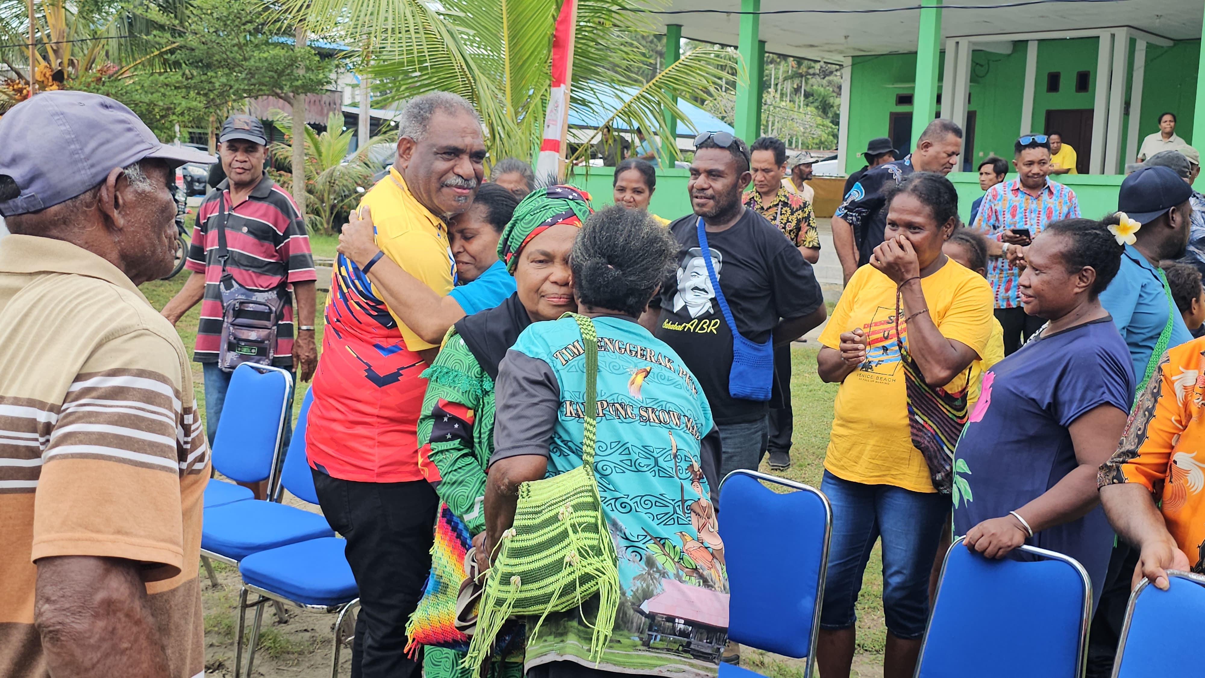 Wali Kota Jayapura, Abisai Rollo didampingi istri saat bersalaman dengan masyarakat sebelum meninggalkan Kampung Skouw Mabo, Sabtu (24/5/2025).(CEPOSONLINE.COM/HANS)