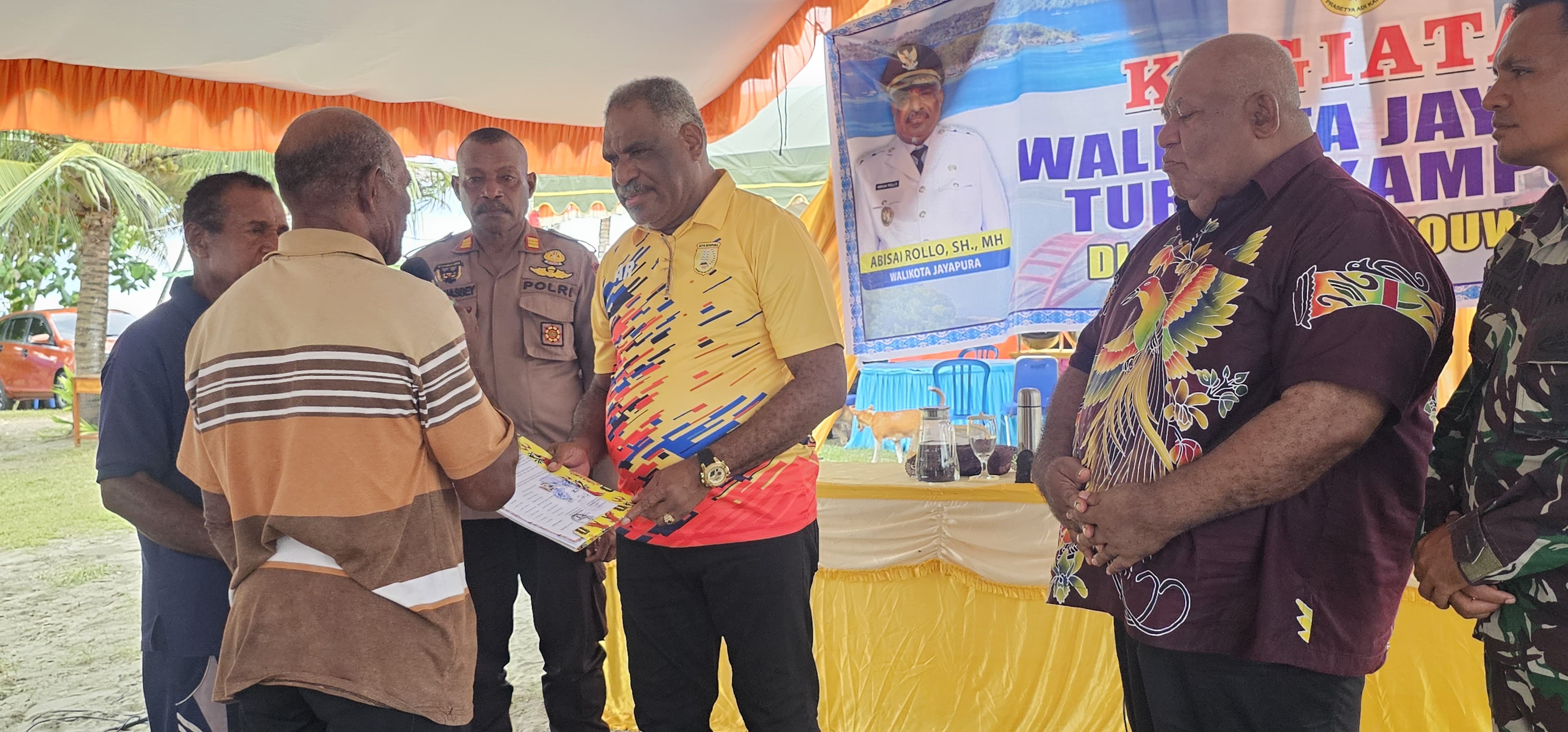 Wali Kota Jayapura, Abisai Rollo saat menerima surat pernyataan kesepakatan keondoafian Kampung Skouw Mabo. (CEPOSONLINE.COM/HANS PALEN)