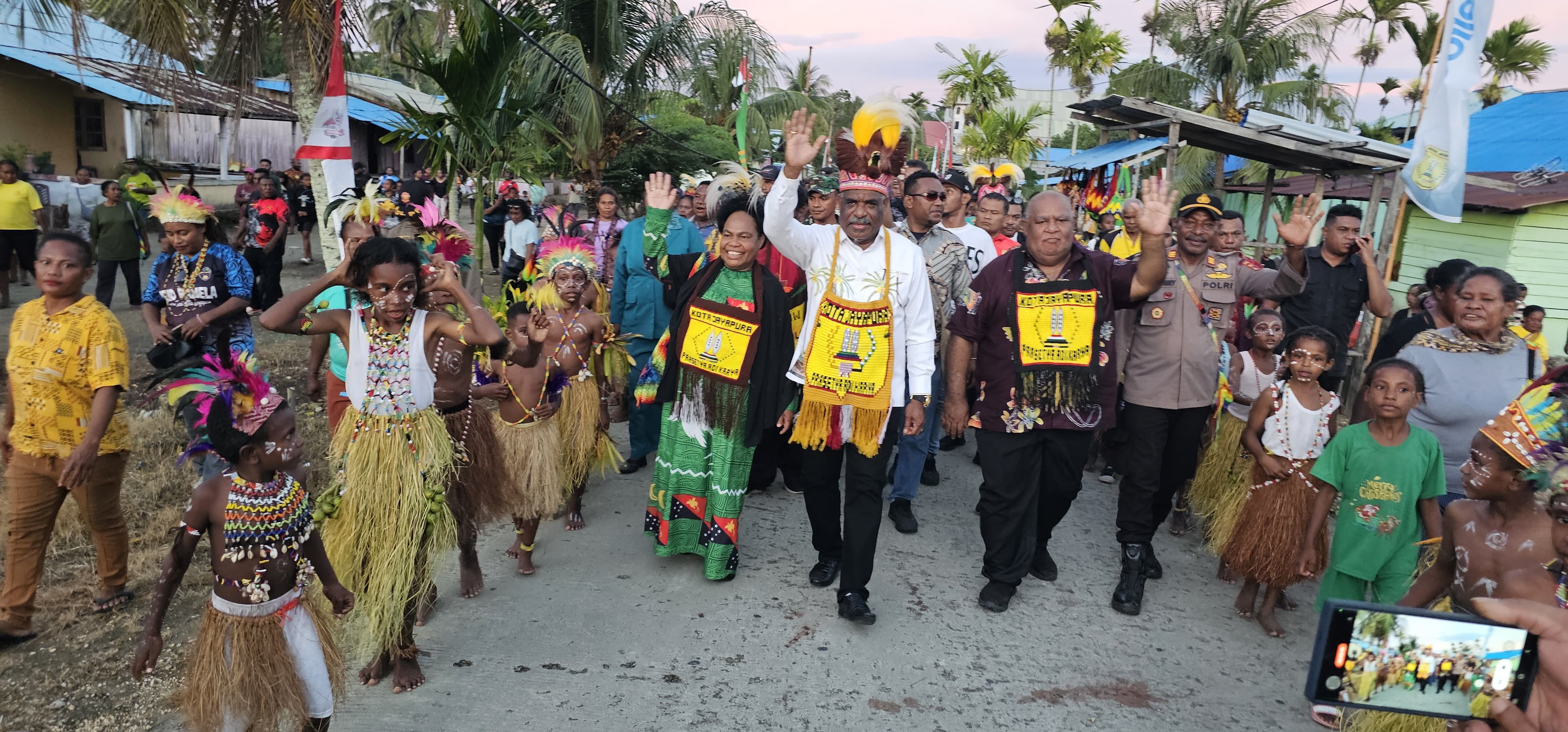 Wali Kota Jayapura, Abisai Rollo bersama istri, Nerlince Wamuar Rollo didamping Plt.Sekda Kota Jayapura, Evert Merauje tiba di Kampung Skouw Yambe, Sabtu (24/5/2025) (CEPOSONLINE.COM/HANS PALEN)