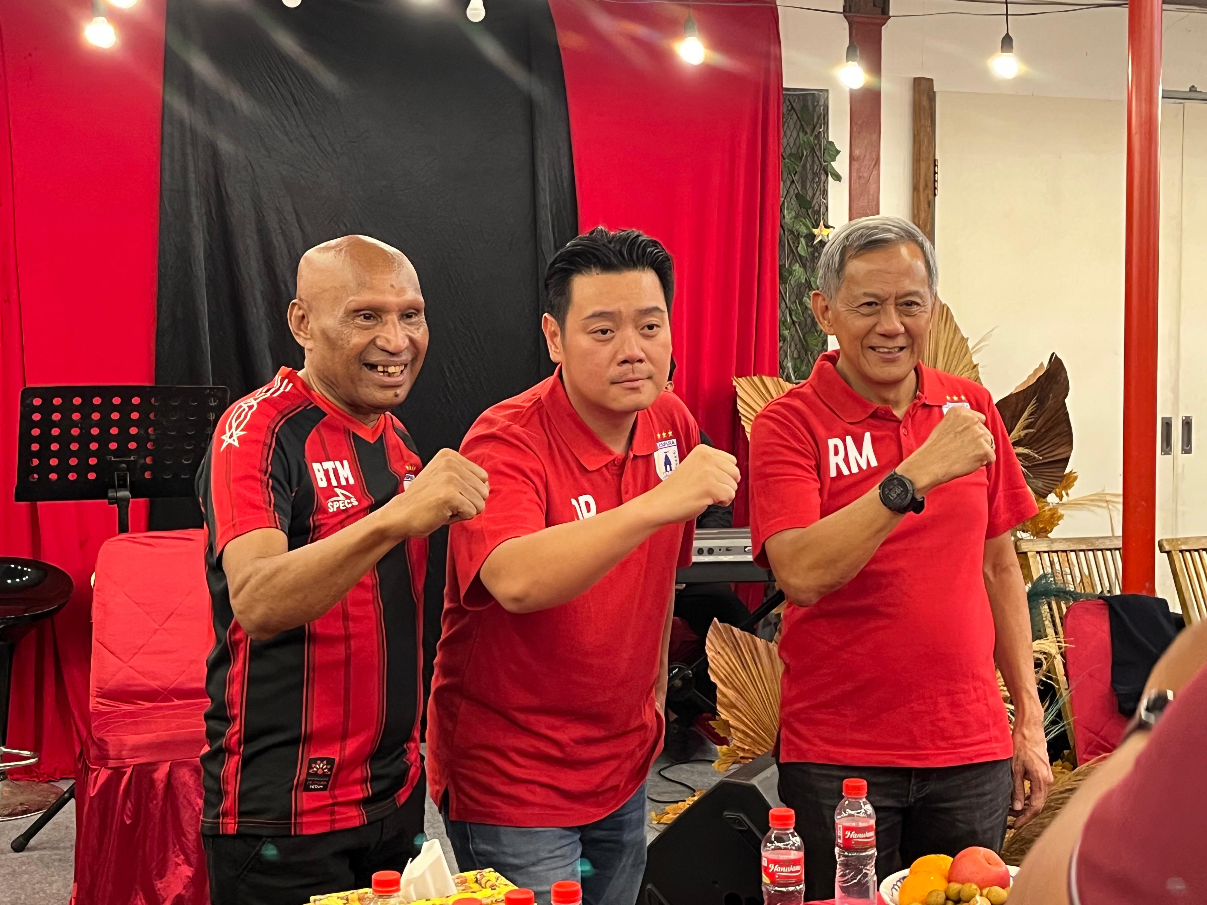 Owen Rahadiyan (tengah) diperkenalkan sebagai bagian dari Persipura oleh Ketum Benhur Tomi Mano dan Komisaris Rudi Maswi pada Senin 26 Mei 2025.