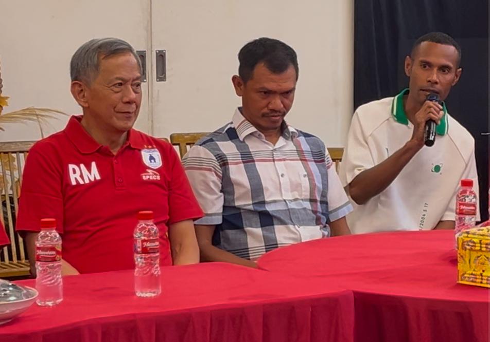 Ruben Sanadi (kanan) saat diperkenalkan sebagai pemain anyar Persipura.