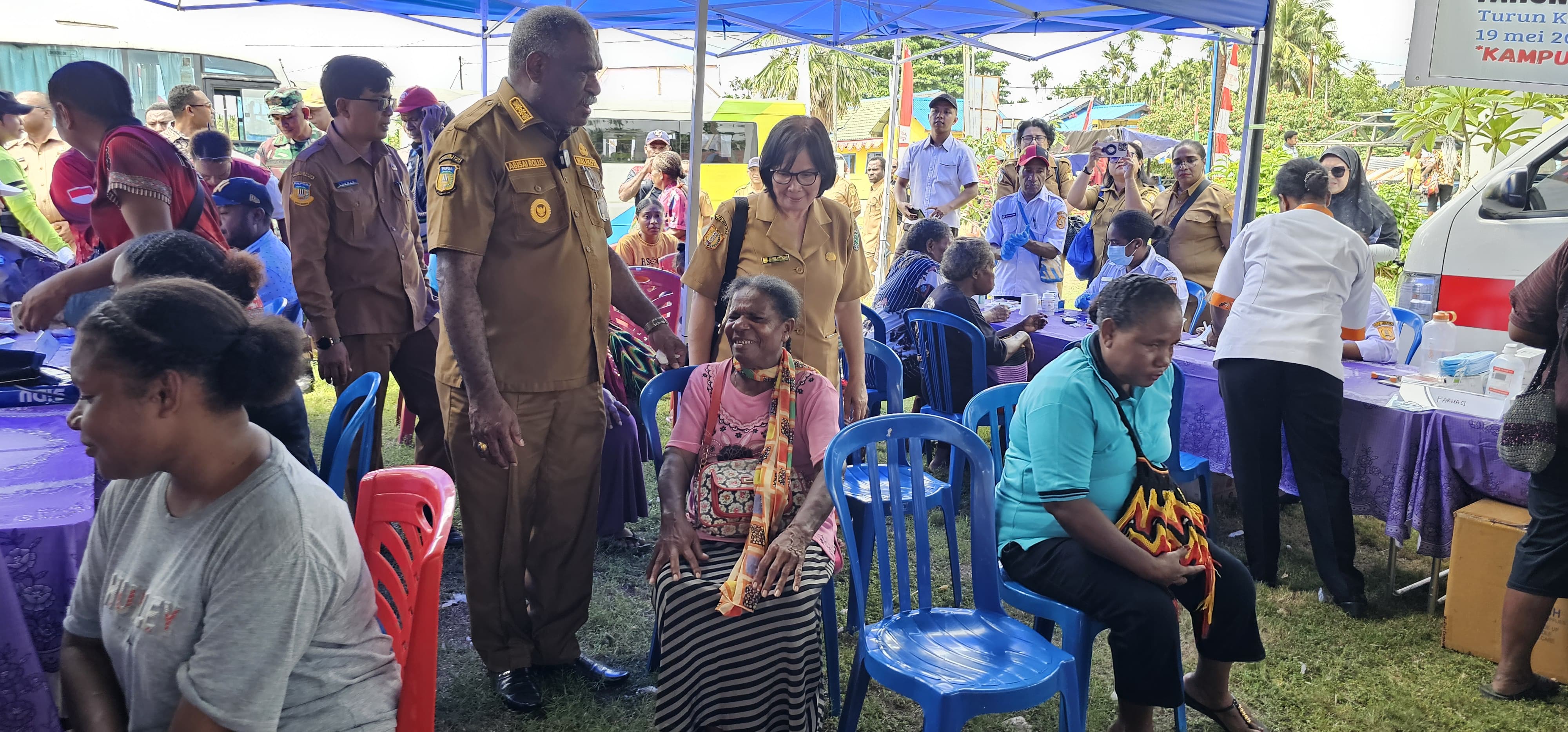 Wali Kota Jayapura, Abisai Rollo saat berbincang dengan salah satu warga di Kampung Skouw Yambe disela-sela pemeriksaan kesehatan. (CEPOSONLINE.COM/HANS PALEN)