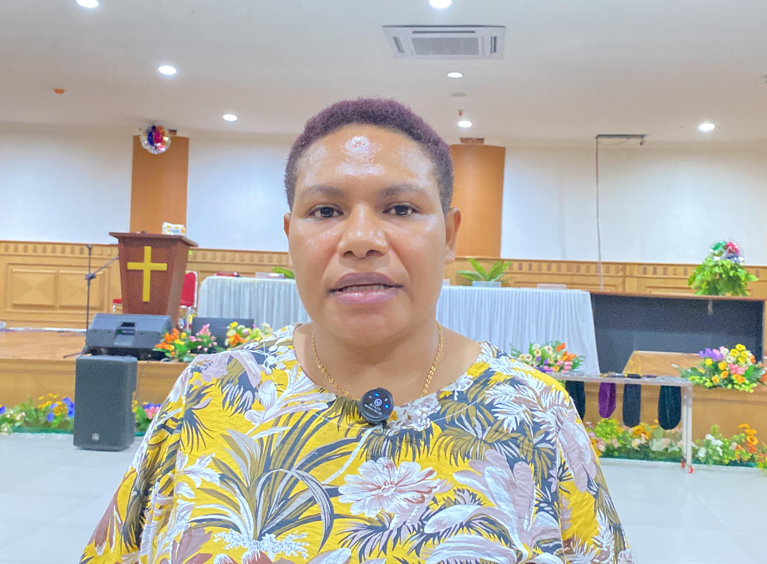 Senator DPD RI yang juga merupakan ketua panitia seminar dan KKR dari Aliansi Woman Ester Papua (AWEP), Eka Kristina Yeimo. (CEPOSONLINE.COM/SENATOR)