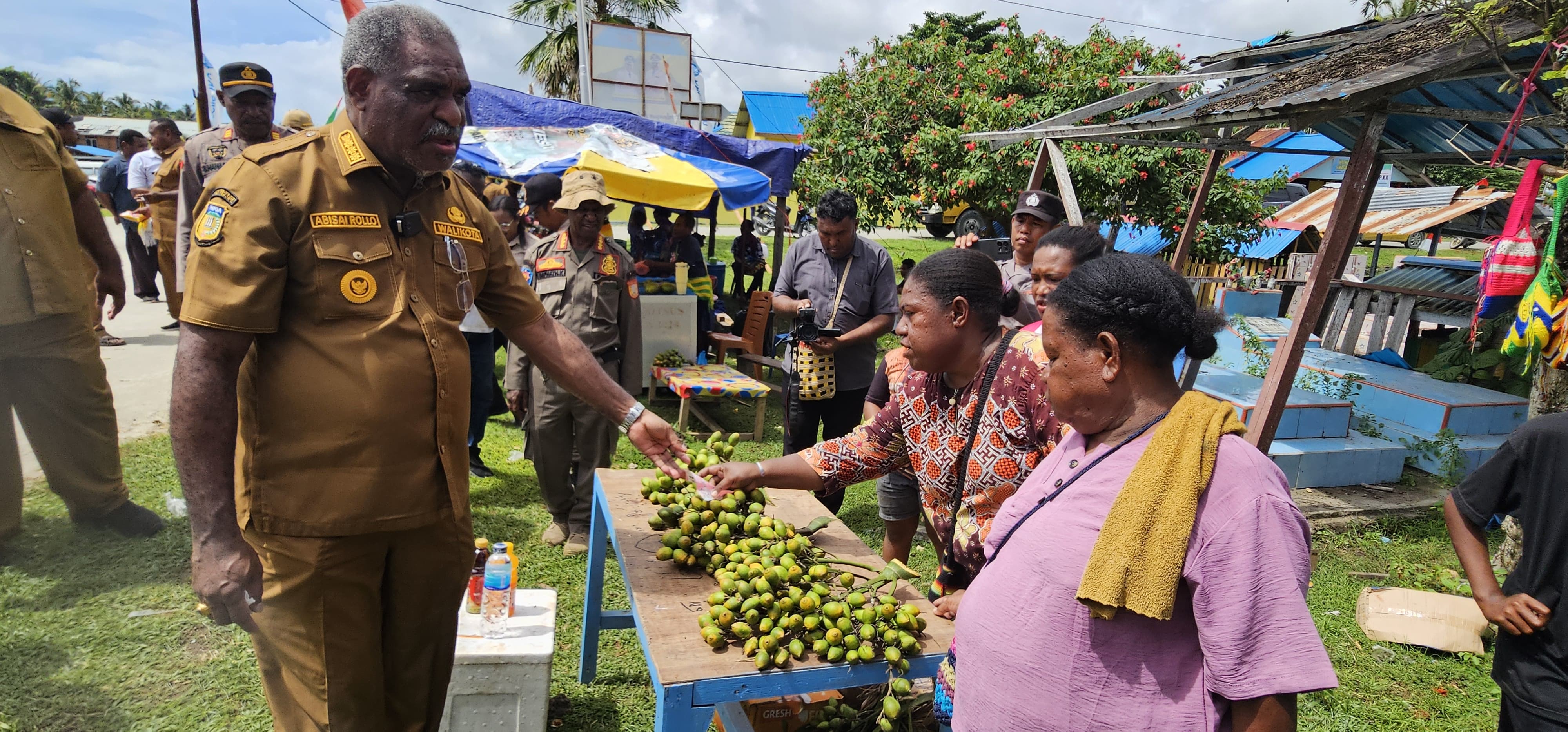 Wali Kota Jayapura, Abisai Rollo saat memborong jualan milik masyarakat di sela-sela Turkam di Kampung Skouw Yambe. (CEPOSONLINE.COM/HANS PALEN).