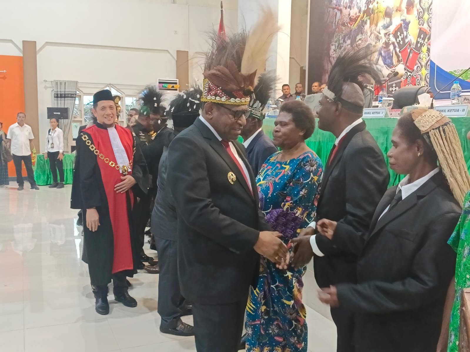 Bupati Merauke Yospeh Bladib Gebze saat memberikan ucapan selamat kepada delapan anggota DPRK Merauke jalur pengangkatan yang telah dilantik, Rabu (28/5/2025). (CEPOSONLINE.COM/SULO)