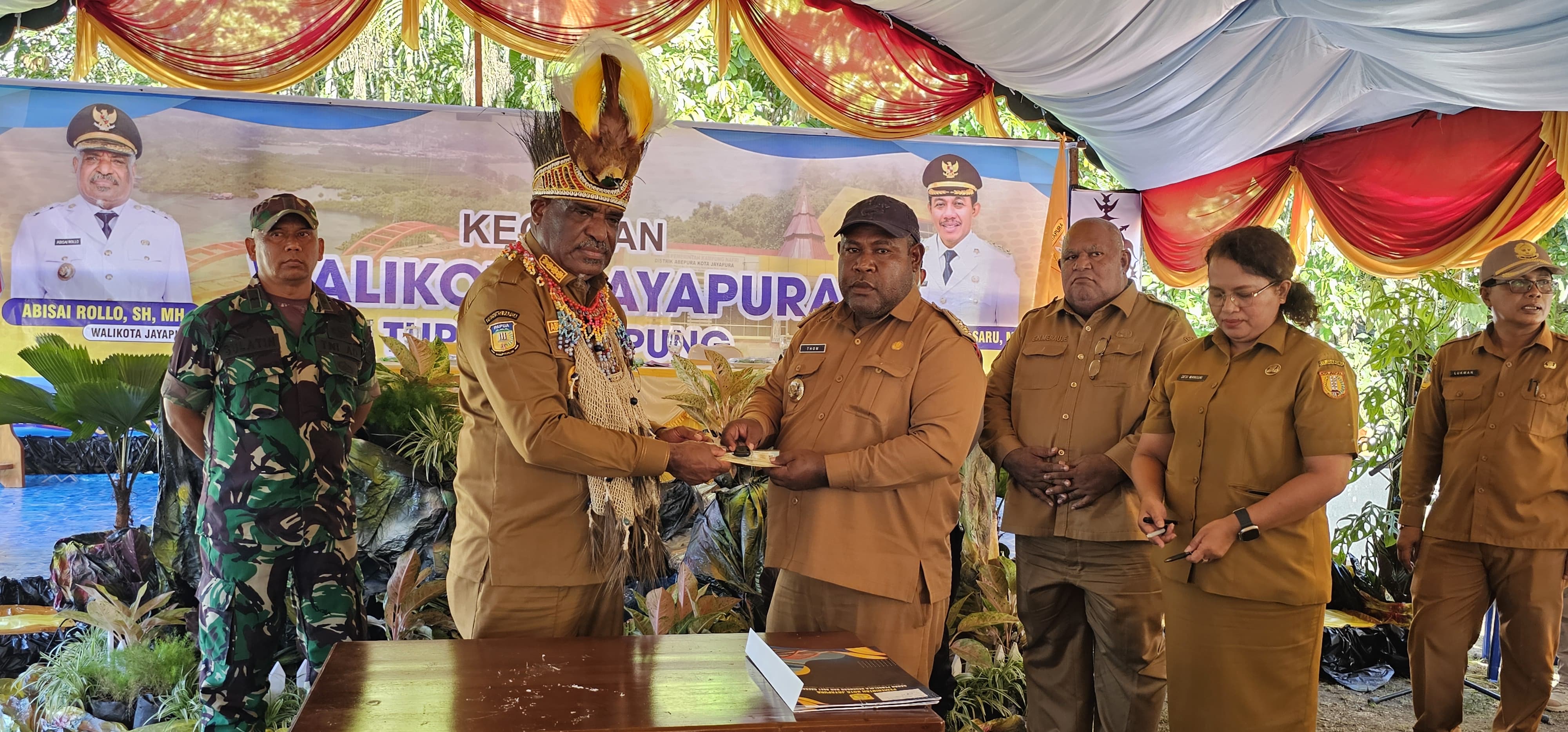 Wali Kota Jayapura, Abisai Rollo saat menyerahkan satu unit mobil pick up kepada Kepala Distrik Abepura di Kampung Nafri, Senin (2/6/2025).