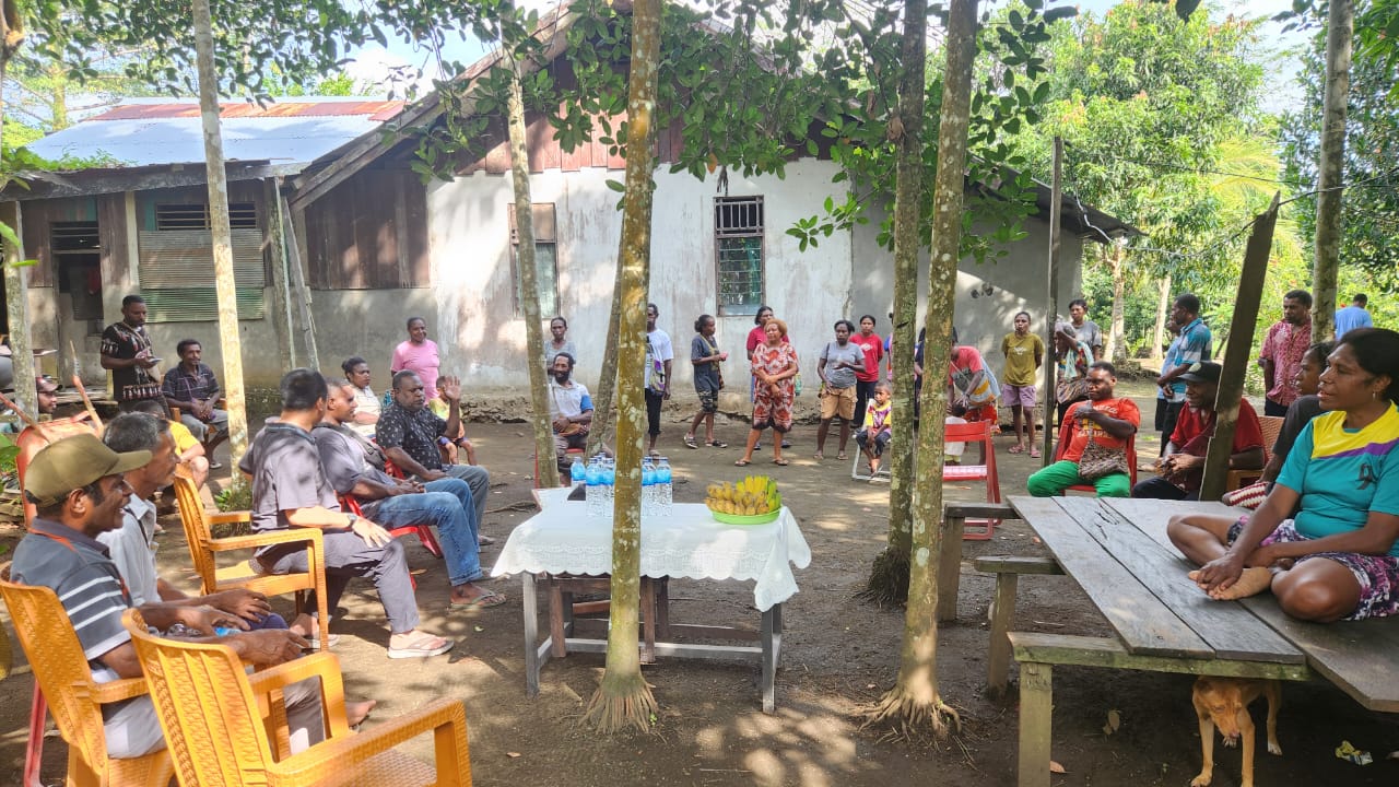 Jajaran dinas kependudukan dan Catatan Sipil Kabupaten Sarmi saat turun ke masyarakat untuk melakukan pendataan OAP. foto: MBOIK/ Ceposonline.com