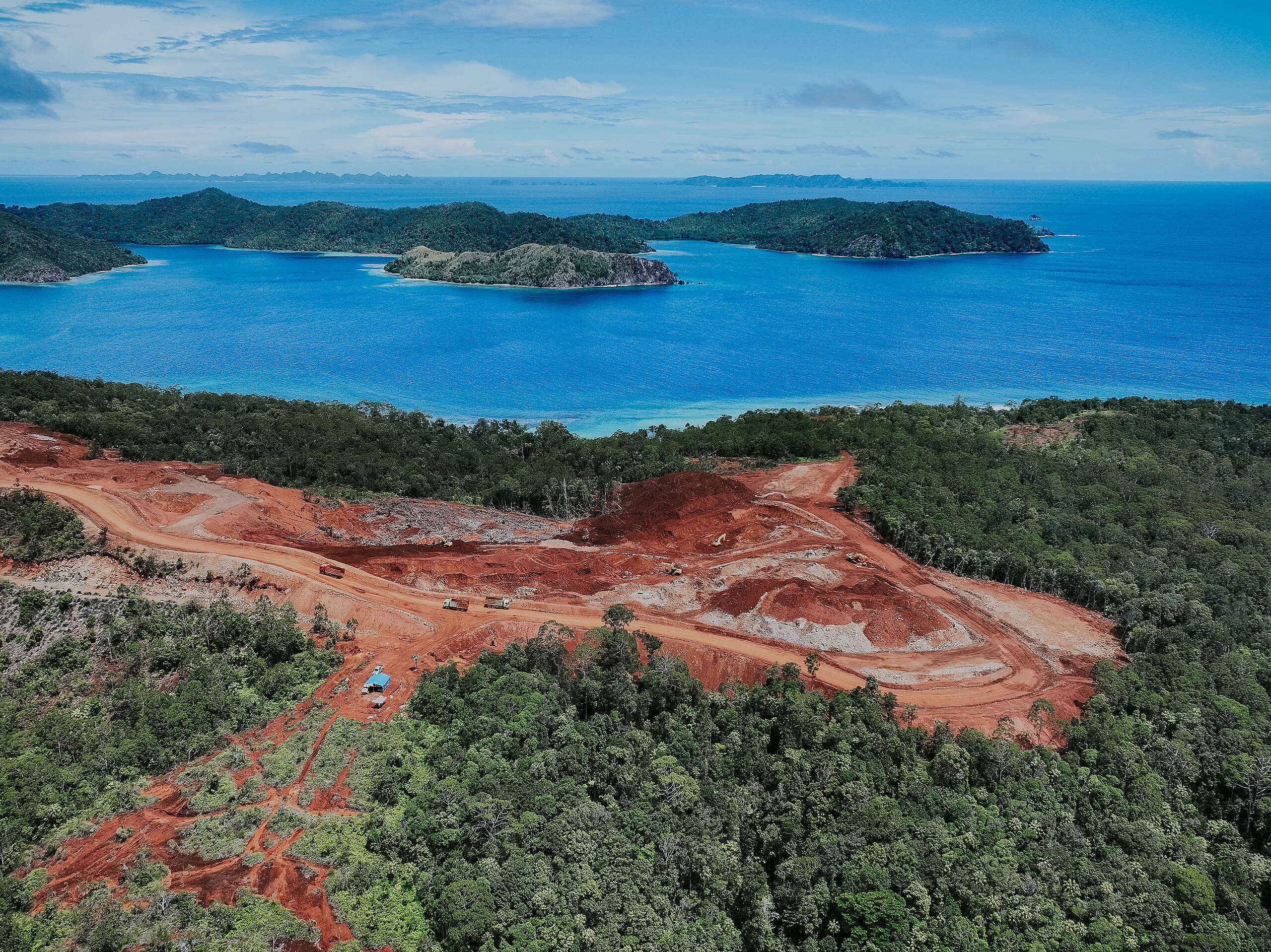 Seruan aktivis Greenpeace Indonesia yang  menyebut Raja Ampat dalam bahaya karena dugaan aktivitas industri tambang nikel di wilayah tersebut.