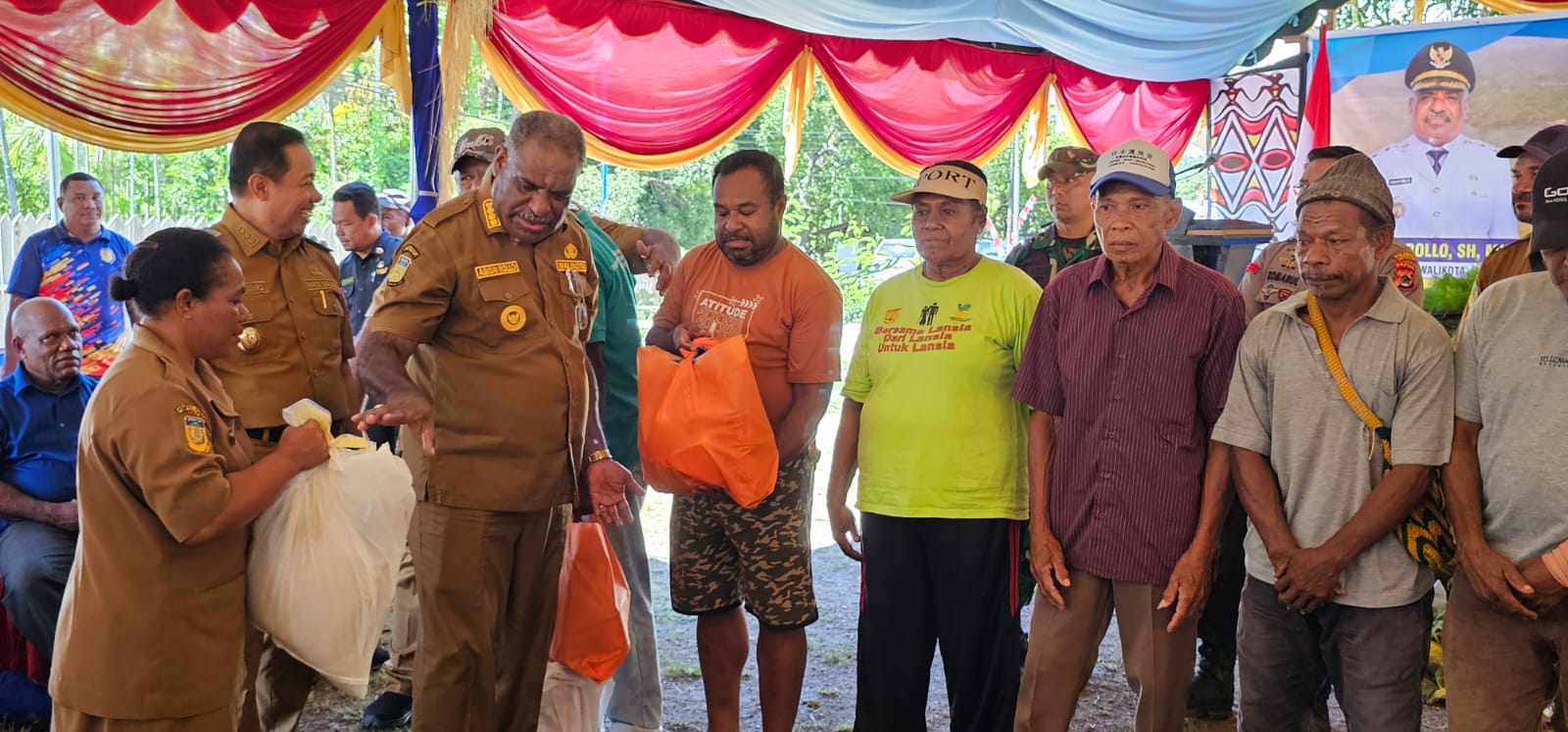 Wali Kota Jayapura, Abisai Rollo bersama Wakil Wali Kota, H.Rustan Saru saat memberikan bantuan paket sembako kepada 100 penerima manfaat di Kampung Nafri. (CEPOSONLINE.COM/HANS PALEN).