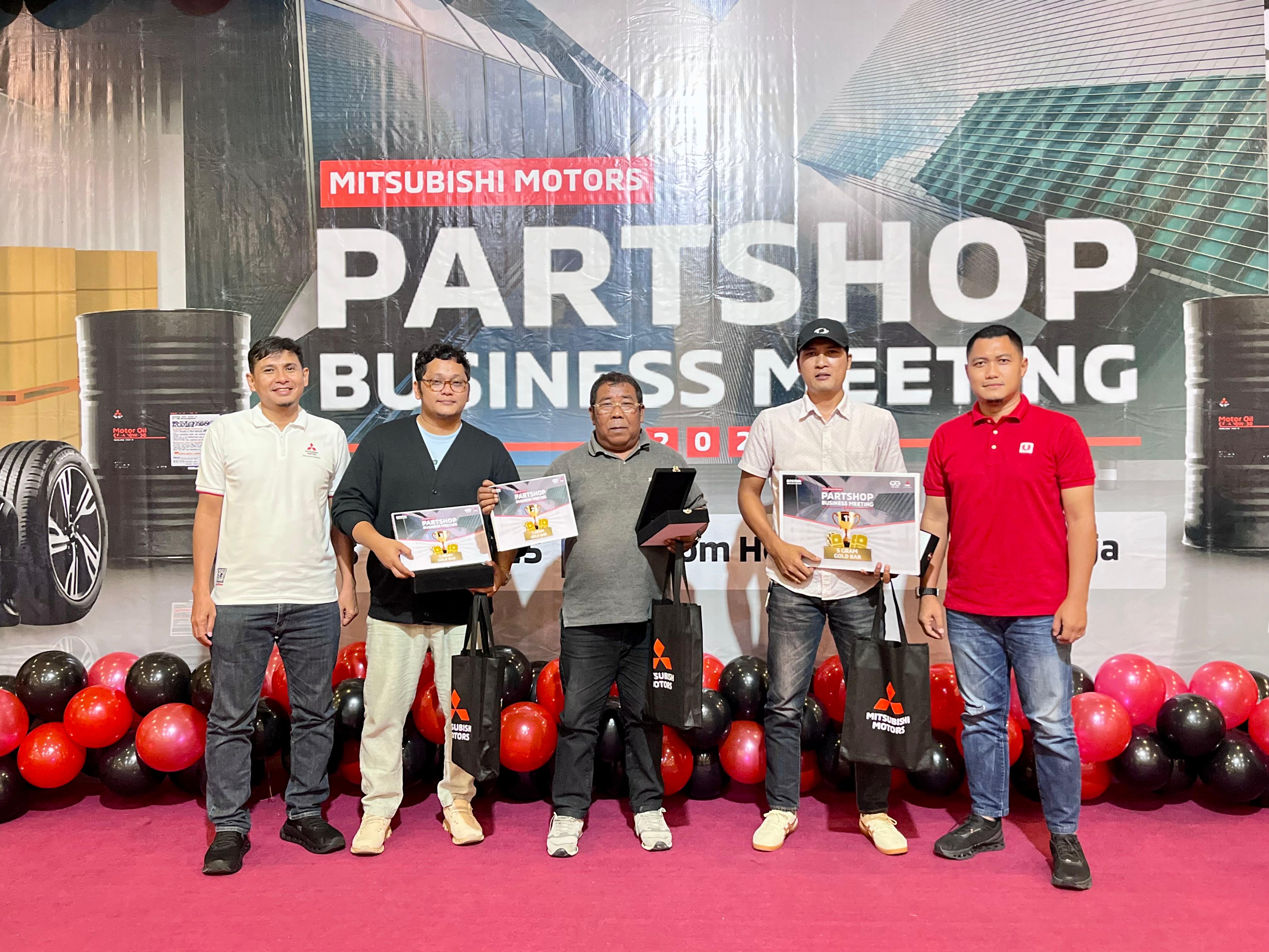 Pemberian penghargaan kepada 10 toko suku cadang dengan penjualan tertinggi sepanjang tahun, melalui kegiatan Partshop Business Meeting 2025 Bosowa Berlian Motor berlangsung di Horison Jayapura.