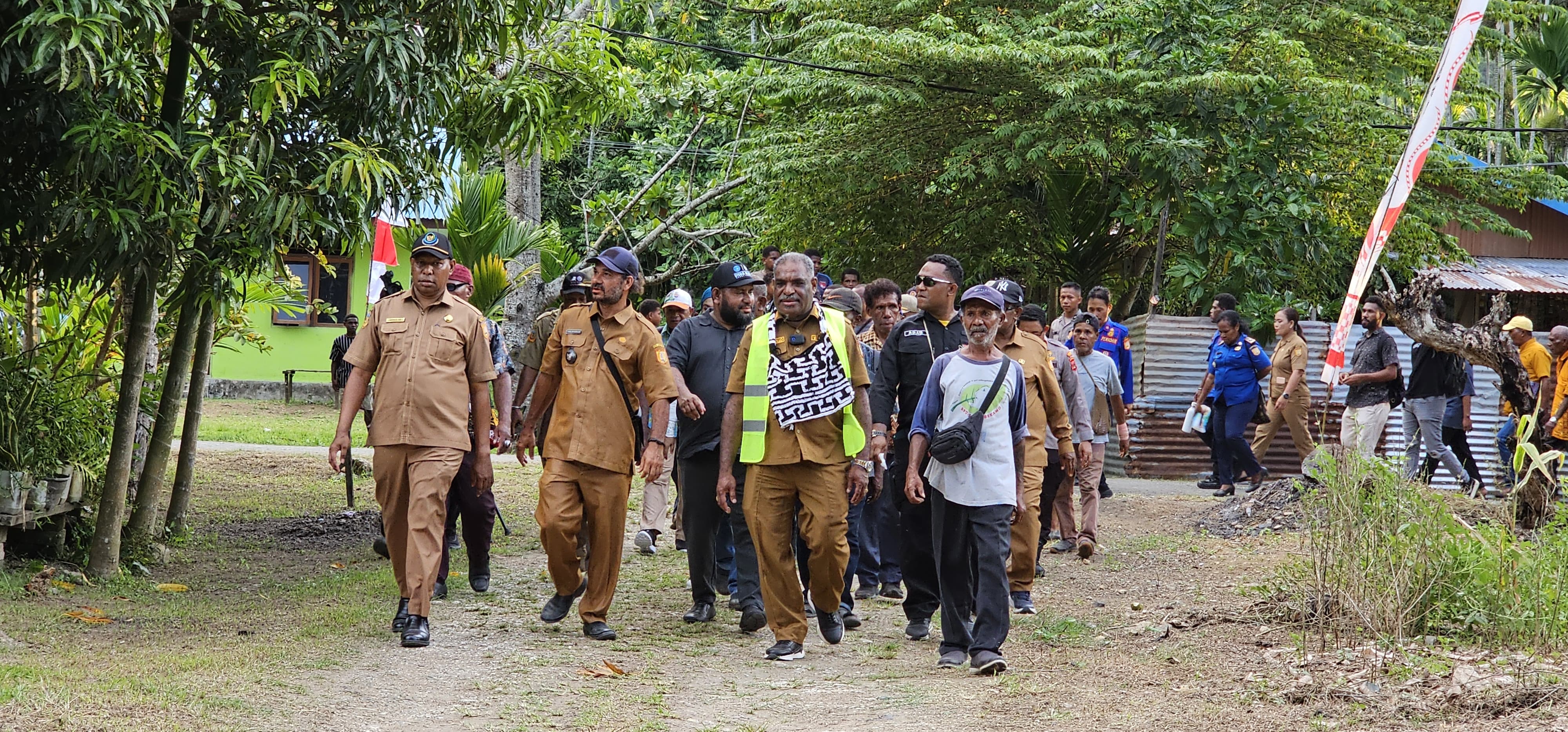 Wali Kota Jayapura, Abisai Rollo bersama masyarakat dan pemuda serta beberapa Kepala OPD saat berjalan kaki mengelilingi Kampung Nafri. (CEPOSONLINE.COM/HANS PALEN)