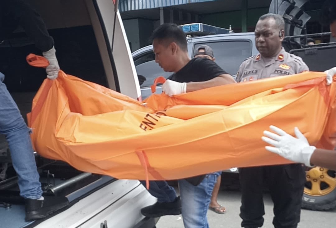 Seorang Pramuria Kilo 10 Timika Ditemukan Tewas, Diduga Dibunuh CEPOSONLINE.COM, MIMIKA - Seorang pramuria di kilometer 10, Distrik Wania, Mimika, Papua Tengah ditemukan meninggal dunia di dalam kamar