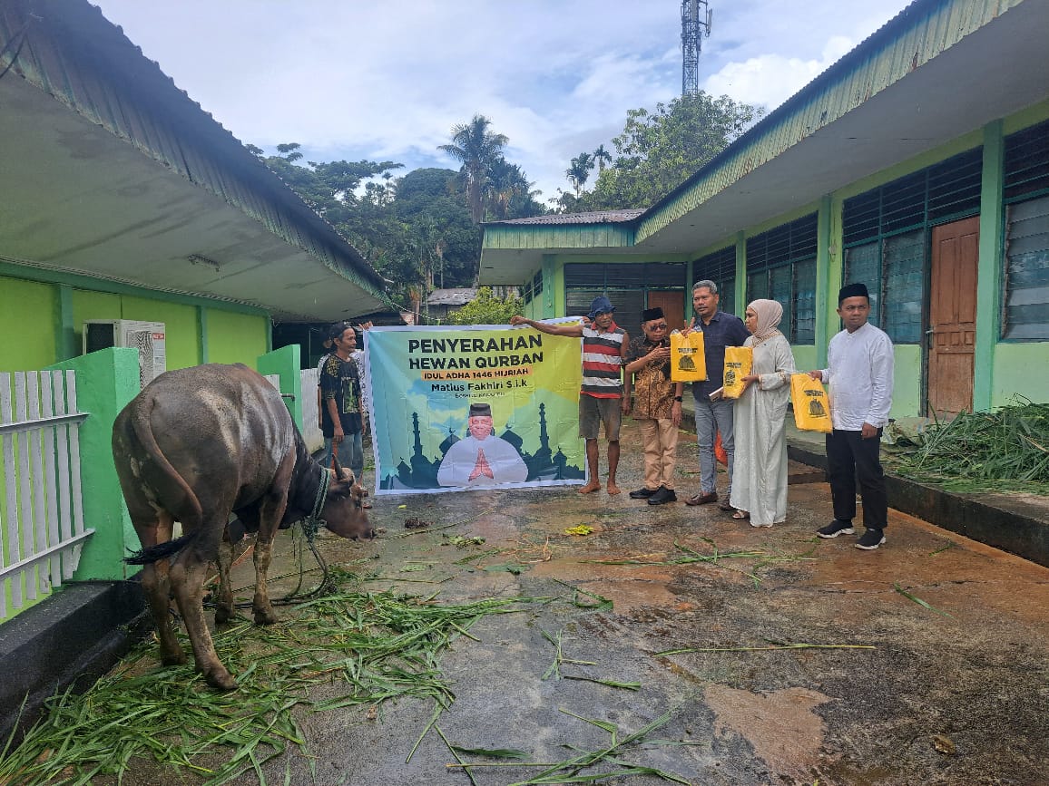 Junaedi Rahim bersama rekan-rekan dari DPR Papua saat menyerahkan sapi kurban dari MDF kepada pengurus Masjid Jabal Nur Tanjung Ria Dok IX, Kamis (5/6/2025).(CEPOSONLINE.COM/KAREL)