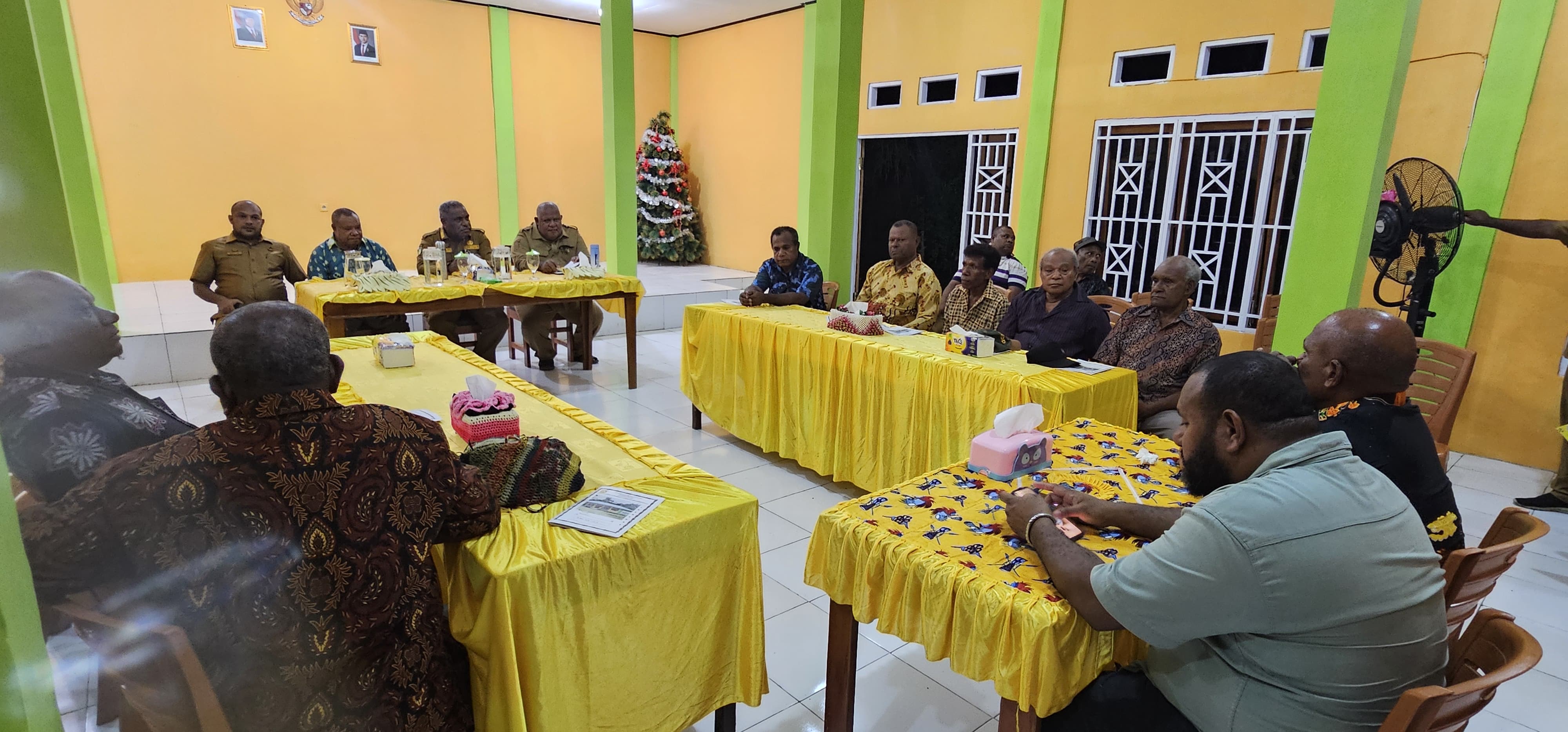 Wali Kota Jayapura, Abisai Rollo bersama para Ondoafi dan Kepala Suku saat melakukan pertemuan bersama di Kampung Nafri. (CEPOSONLINE.COM/HANS PALEN).