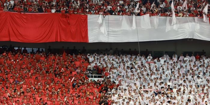 Sorak-sorai suporter Timnas Indonesia saat pertandingan Indonesia vs China pada laga kualifikasi Piala Dunia 2026 putaran ketiga Grup C di Stadion Utama Gelora Bung Karno, Jakarta, Kamis (5/6/2025).
