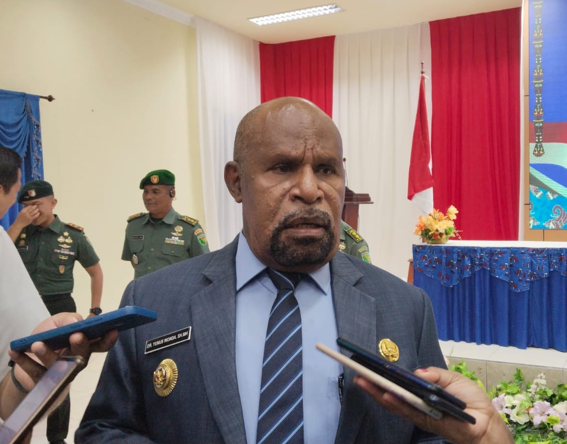 Bupati Jayapura, Yunus Wonda, saat diwawancara di Kantor Bupati Jayapura pada Senin, 9 Juni 2025.