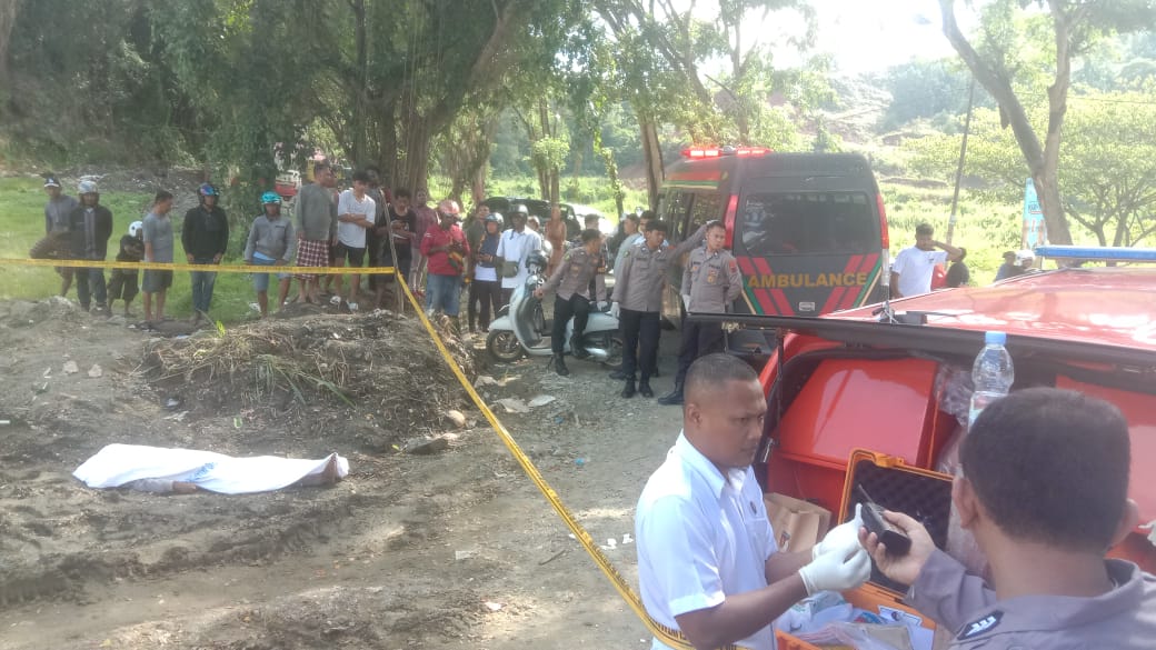 Mayat Pria Tanpa Identitas saat ditemukan di Lapangan Tembak Jalan Baru - Otonom Kotaraja Distrik Abepura, Rabu (11/6) (CEPOSONLINE.COM/HUumas Polresta)
