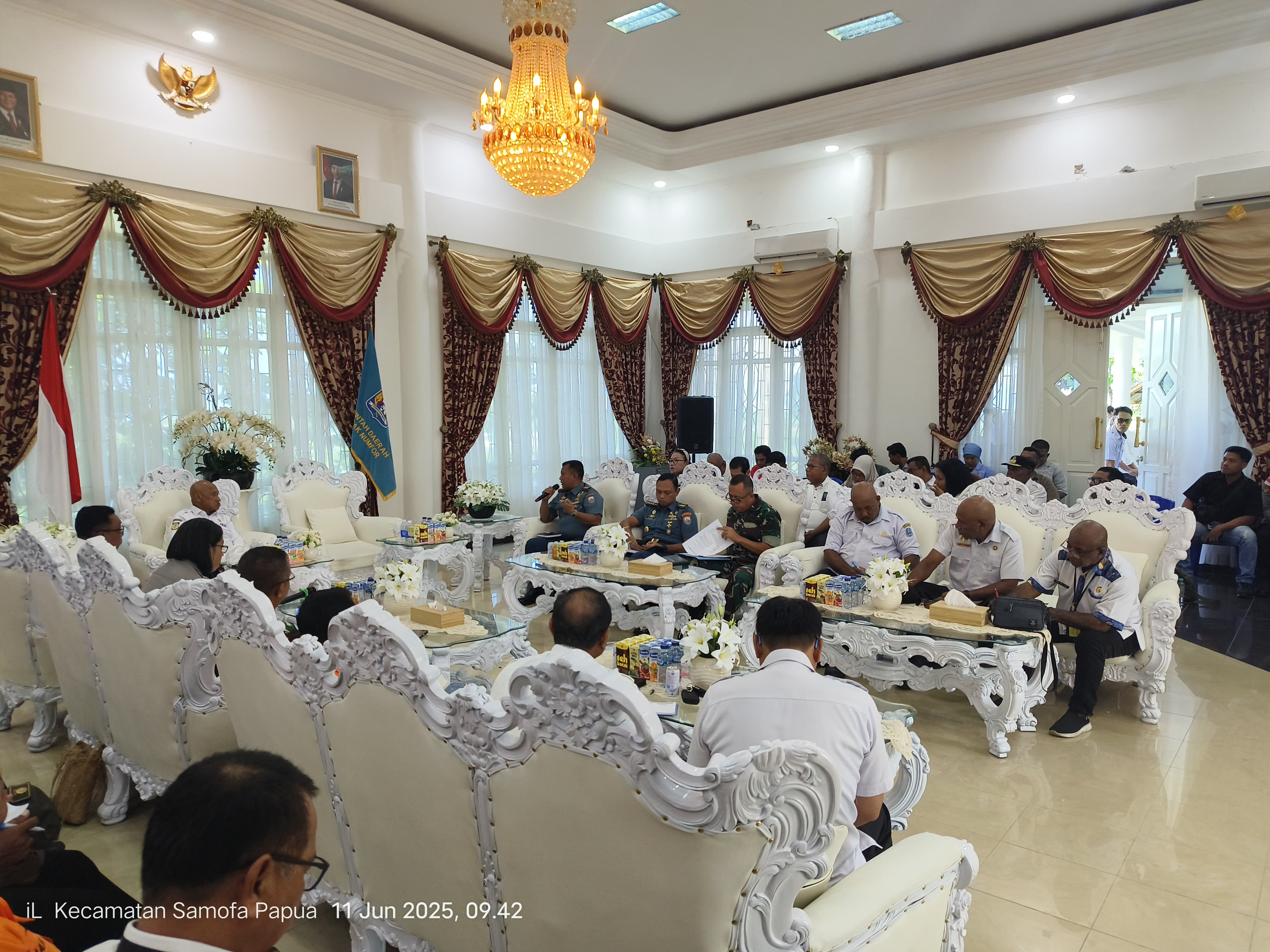 Suasana rapat koordinasi Panitia HUT RI ke 80 yang dipimpin oleh Bupati Biak Numfor Markus Octovianus Mansnembra, di Guest House, Rabu (11/6).