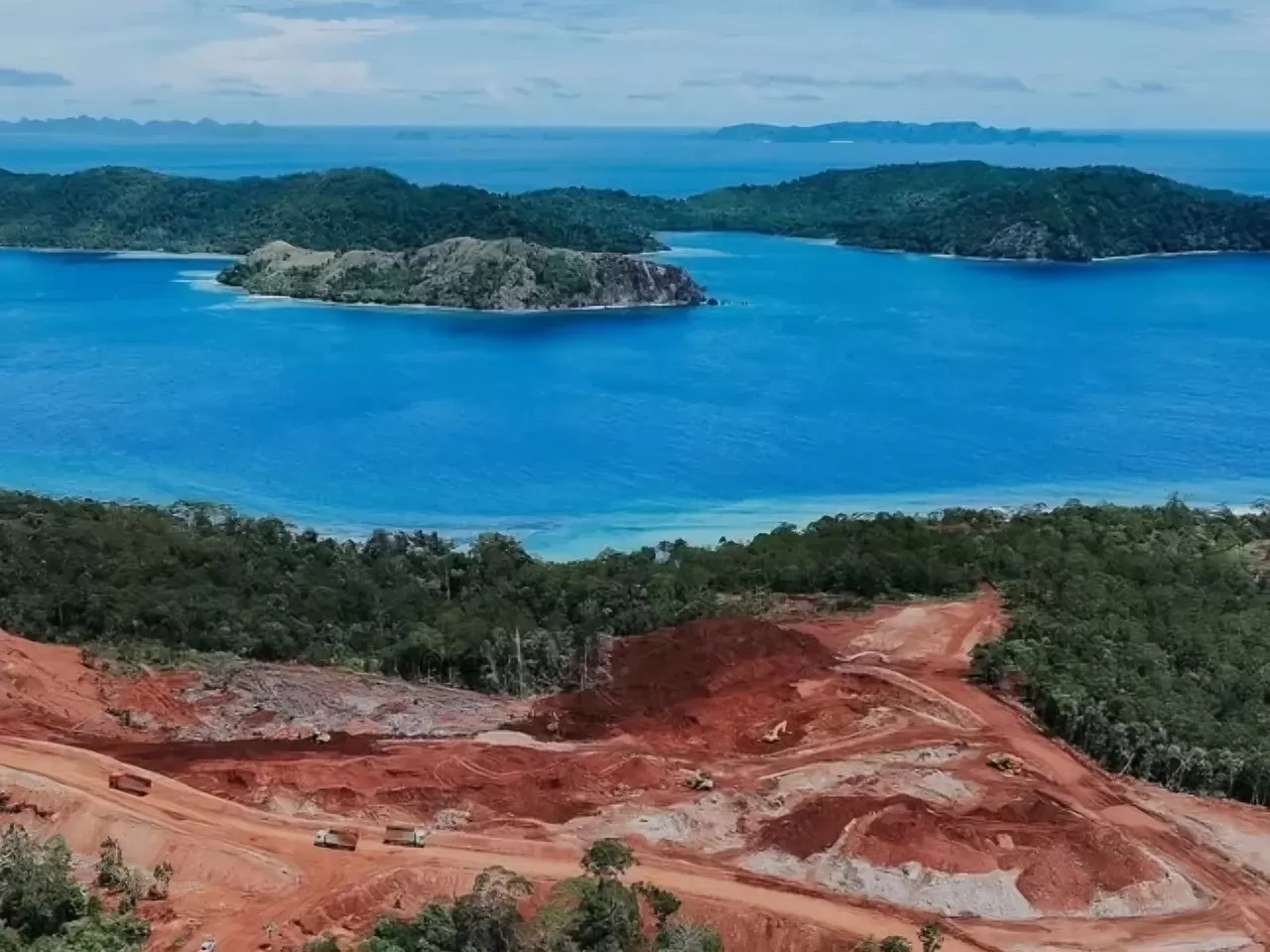 Eksploitasi tambang nikel di kawasan gugusan pulau-pulau Raja Ampat, Papua Barat Daya. Keindahan alam yang selama ini menjadi tujuan wisata kelas dunia. (CEPOSONLINE.COM/ISTIMEWA)