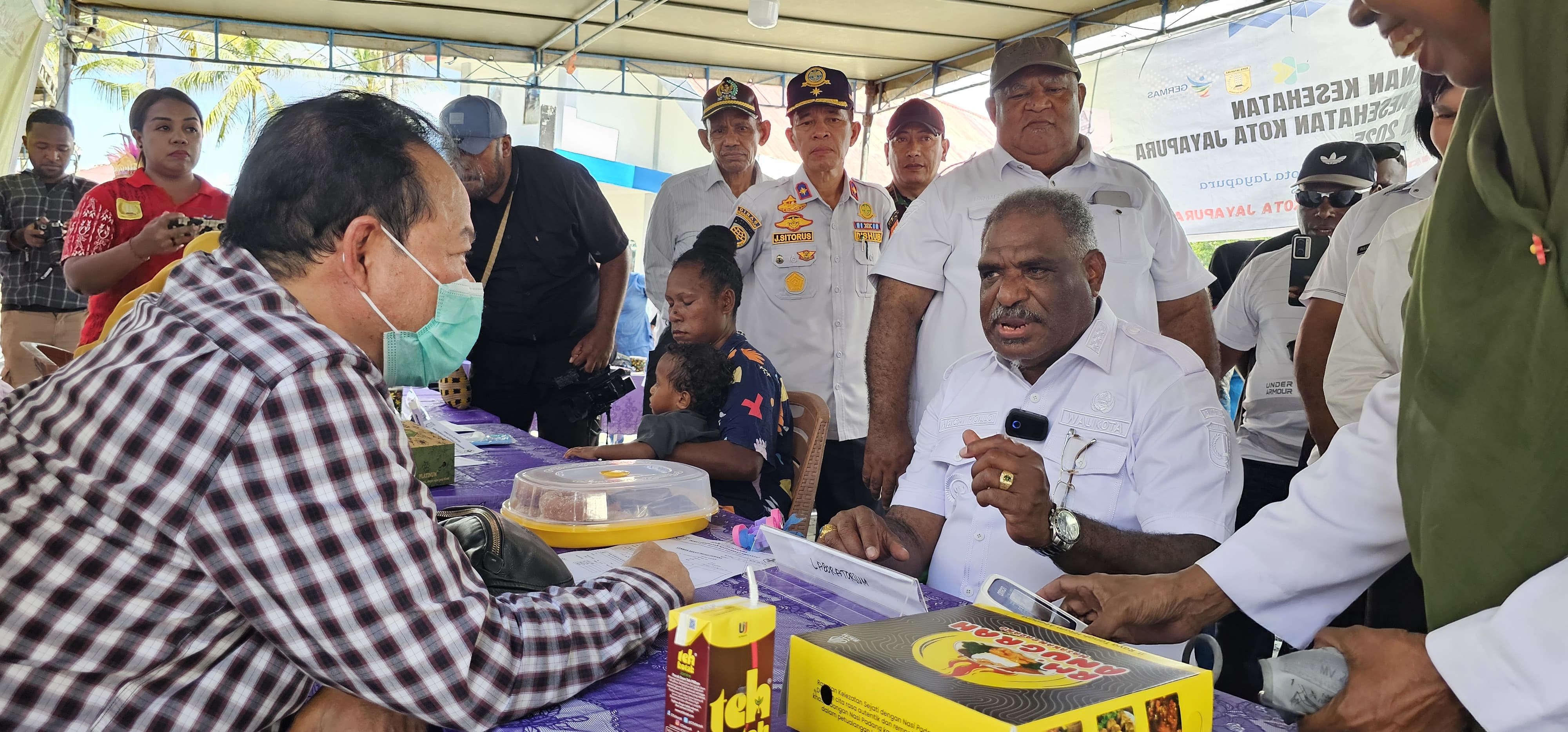 Wali Kota Jayapura, Abisai Rollo saat memantau pelayanan kesehatan bagi masyarakat di Kampung Enggros. (CEPOSONLINE.COM/HANS PALEN)