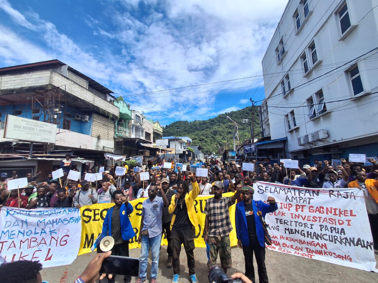 Solidaritas Rakyat dan Mahasiswa Papua Anti Investasi saat menggelar aksi demonstrasi di di lingkaran Abepura, Kota Jayapura, Kamis (12/6/2025).(CEPOSONLINE.COM/ISTIMEWA)