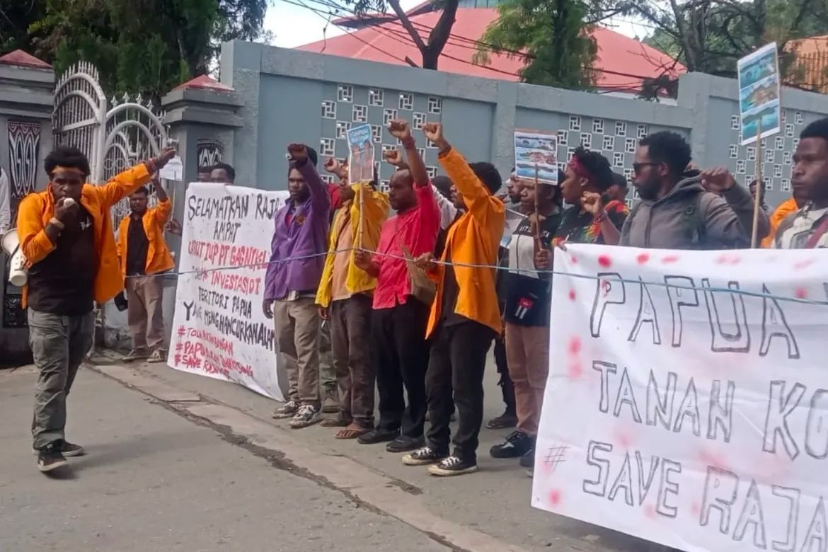 Aksi demo save Raja Ampat yang digelar di Kota Jayapura, Kamis 12 Juni 2025.