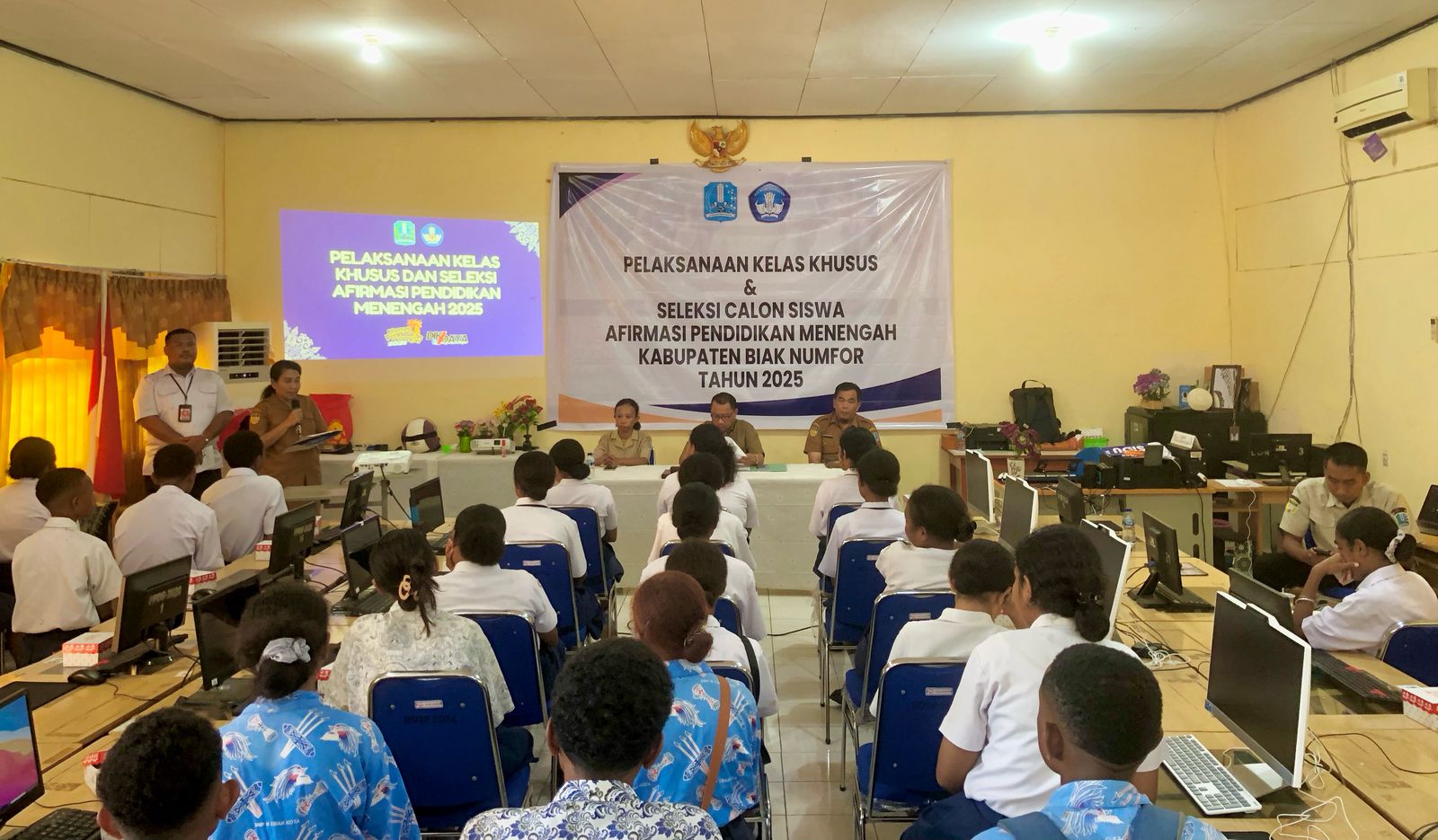 Pelaksanaan test dan pembekalan yang dilakukan oleh Dikdaya Biak Numfor kepada para siswa-siswi calon penerima Beasiswa Program Kemendikdasmen ADEM, di SMANSA Biak, Selasa (10/6).