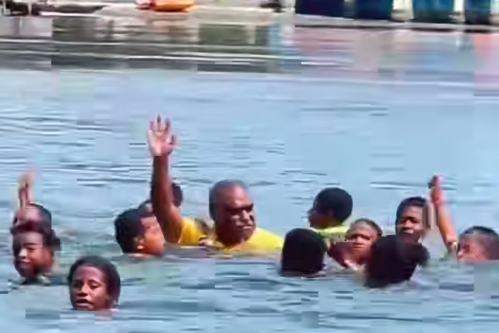 Wali Kota Jayapura, Abisai Rollo, berbagi keceriaan dengan berenang di laut bersama anak-anak Kampung Enggros, pada Jumat, 13 Juni 2025.