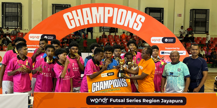 Penyerahan Champion Award Wondr Futsal Series Jayapura kepada SMAN 4 Jayapura.