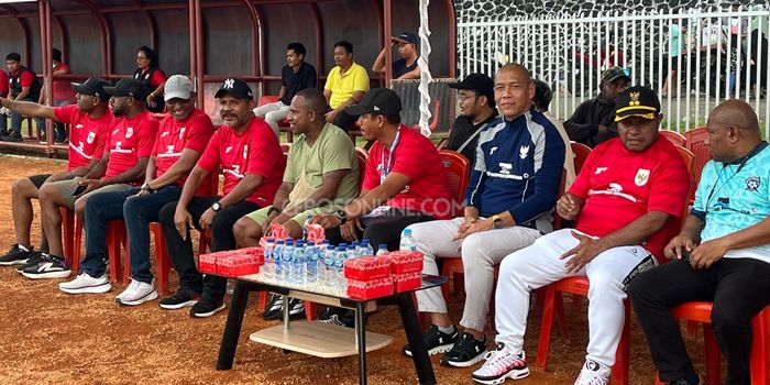 Pelatih Timnas Indonesia U-17, Nova Arianto, saat bersama para legenda Persipura di Stadion Mandala Jayapura, Sabtu 14 Juni 2025.