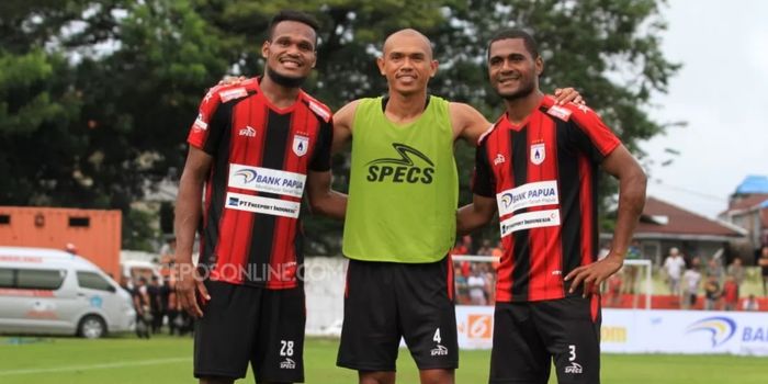 Tiga palang pintu Persipura Jayapura, Israel Wamiau (kiri) Ricardo Salampessy (tengah) dan Donny Monim (kanan) saat mengenakan jersey musim 2020