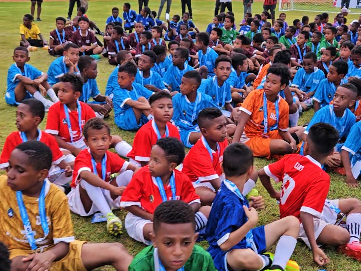 Para pesepak bola usia dini yang mengikuti Freeport Grassroots Tournament di Stadion Mandala Jayapura pada 13 - 14 Juni 2025.