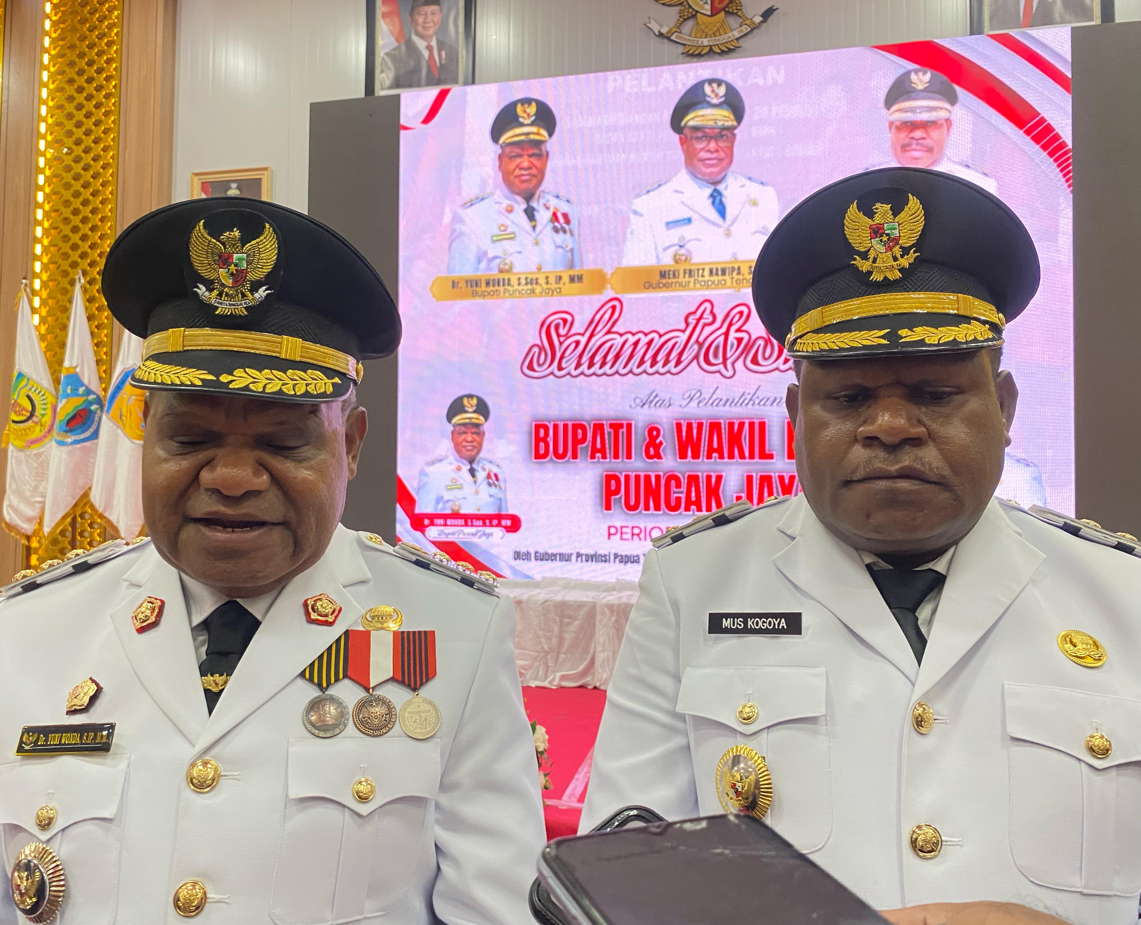 Bupati Puncak Jaya, Yuni Wonda didampingi Wakil Bupati Puncak Jaya, Mus Kogoya saat memberikan keterangan kepada pers. (CEPOSONLINE.COM/THERESIA F. TEKEGE)